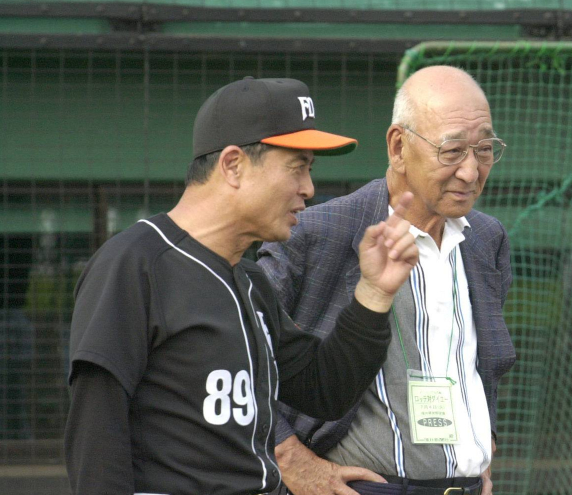 ダイエー王貞治監督と話す杉下茂さん（右）