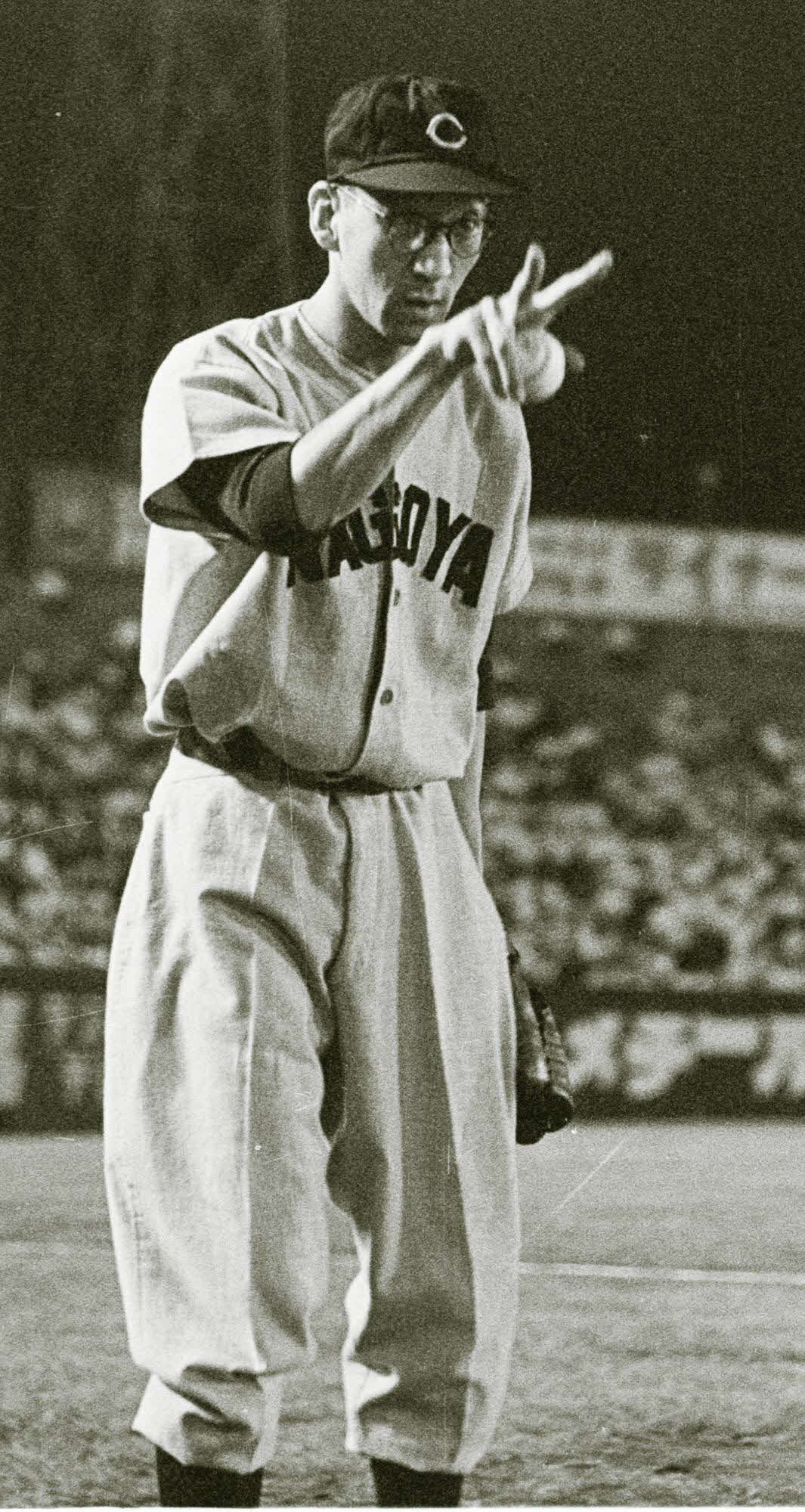 55年、中日時代にボールを手にする杉下さん