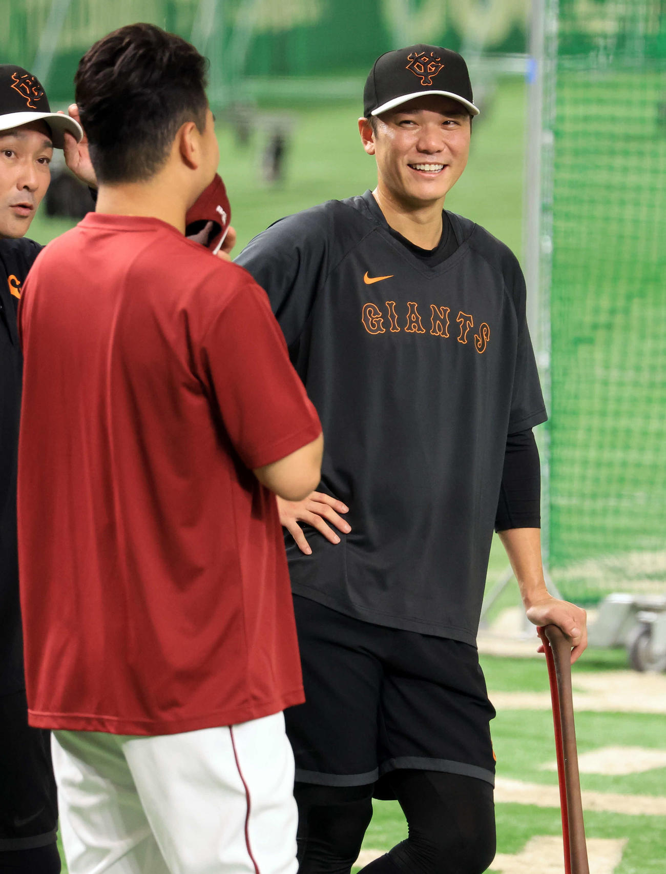 巨人対楽天　試合前、談笑する楽天田中将（手前）と巨人坂本（撮影・浅見桂子）