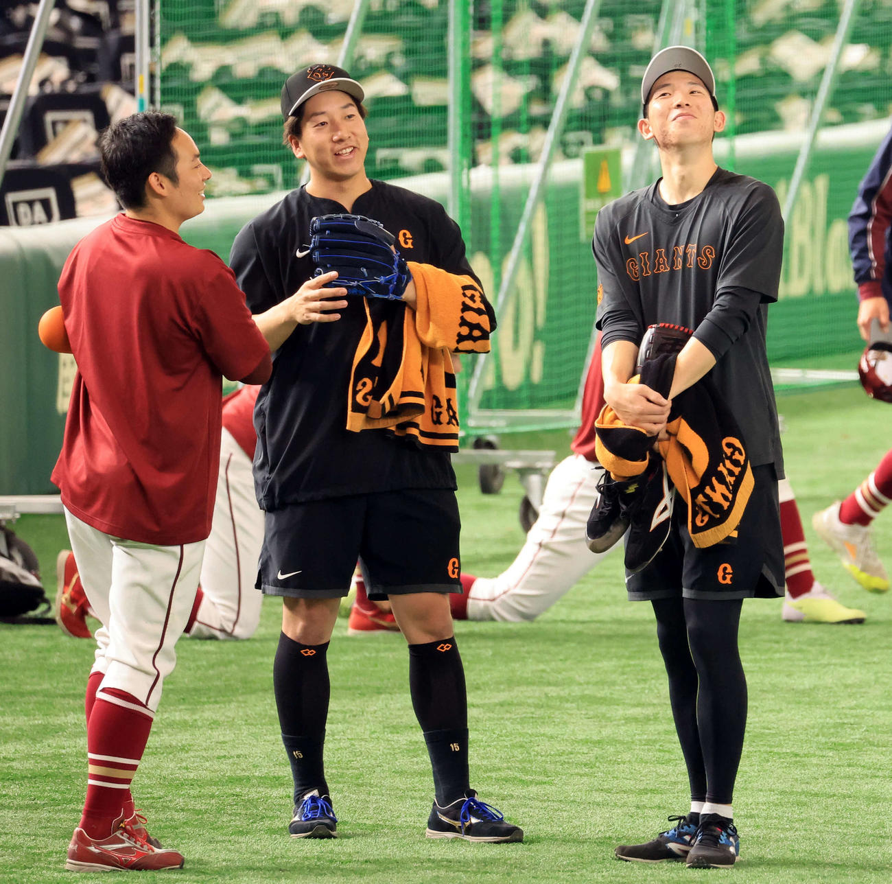 巨人対楽天　試合前、楽天松井裕（左）と談笑する巨人大勢（中央）と戸郷（撮影・浅見桂子）