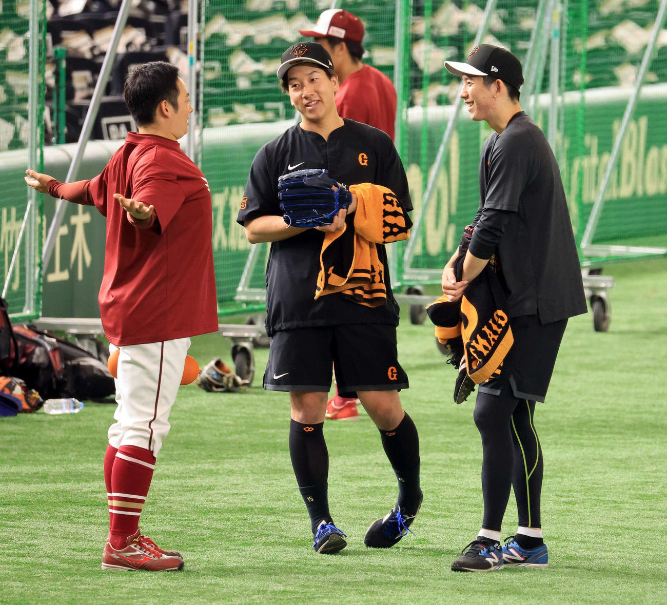 巨人対楽天　試合前、楽天松井裕（左）と談笑する巨人大勢（中央）と戸郷（撮影・浅見桂子）