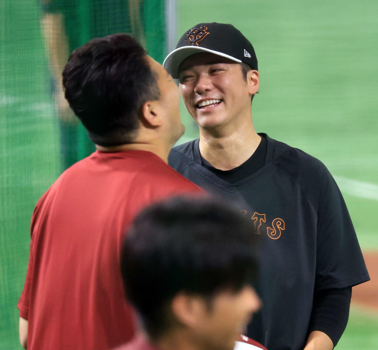 巨人対楽天　試合前、談笑する楽天田中将（手前）と巨人坂本（撮影・浅見桂子）