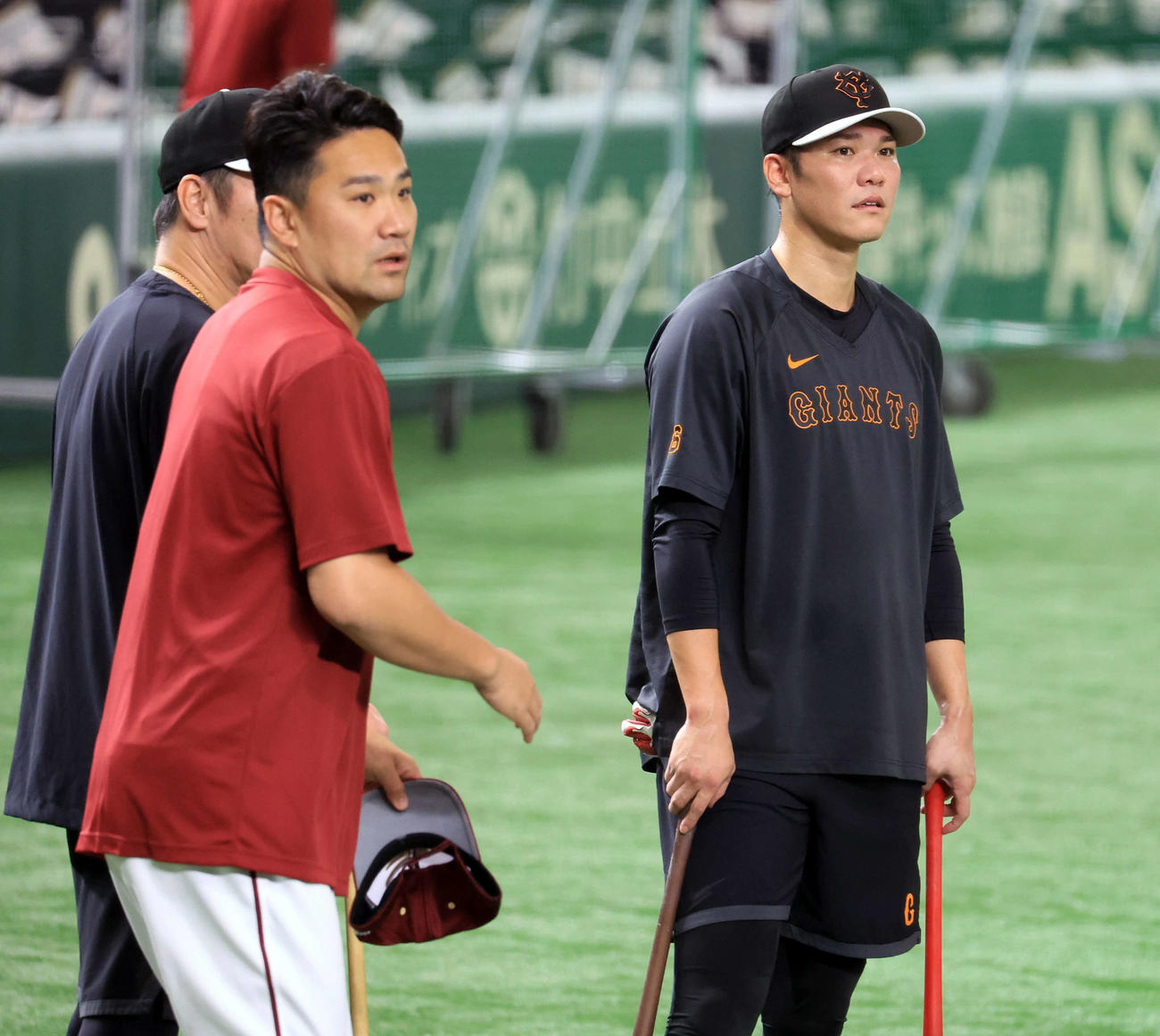 巨人対楽天　試合前、談笑する楽天田中将（手前）と巨人坂本（撮影・浅見桂子）