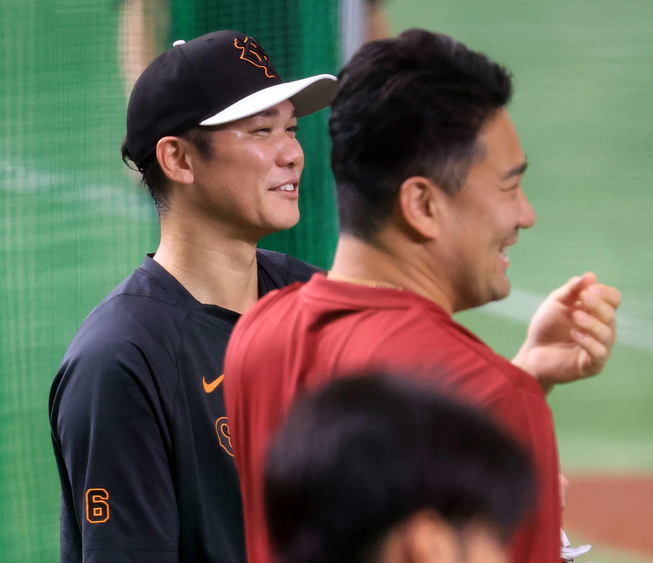 巨人対楽天　試合前、談笑する楽天田中将（手前）と巨人坂本（撮影・浅見桂子）
