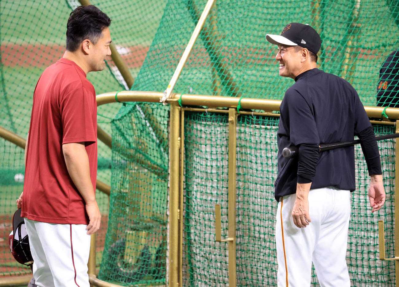 巨人対楽天　試合前、巨人原監督（右）にあいさつする楽天田中将（撮影・浅見桂子）