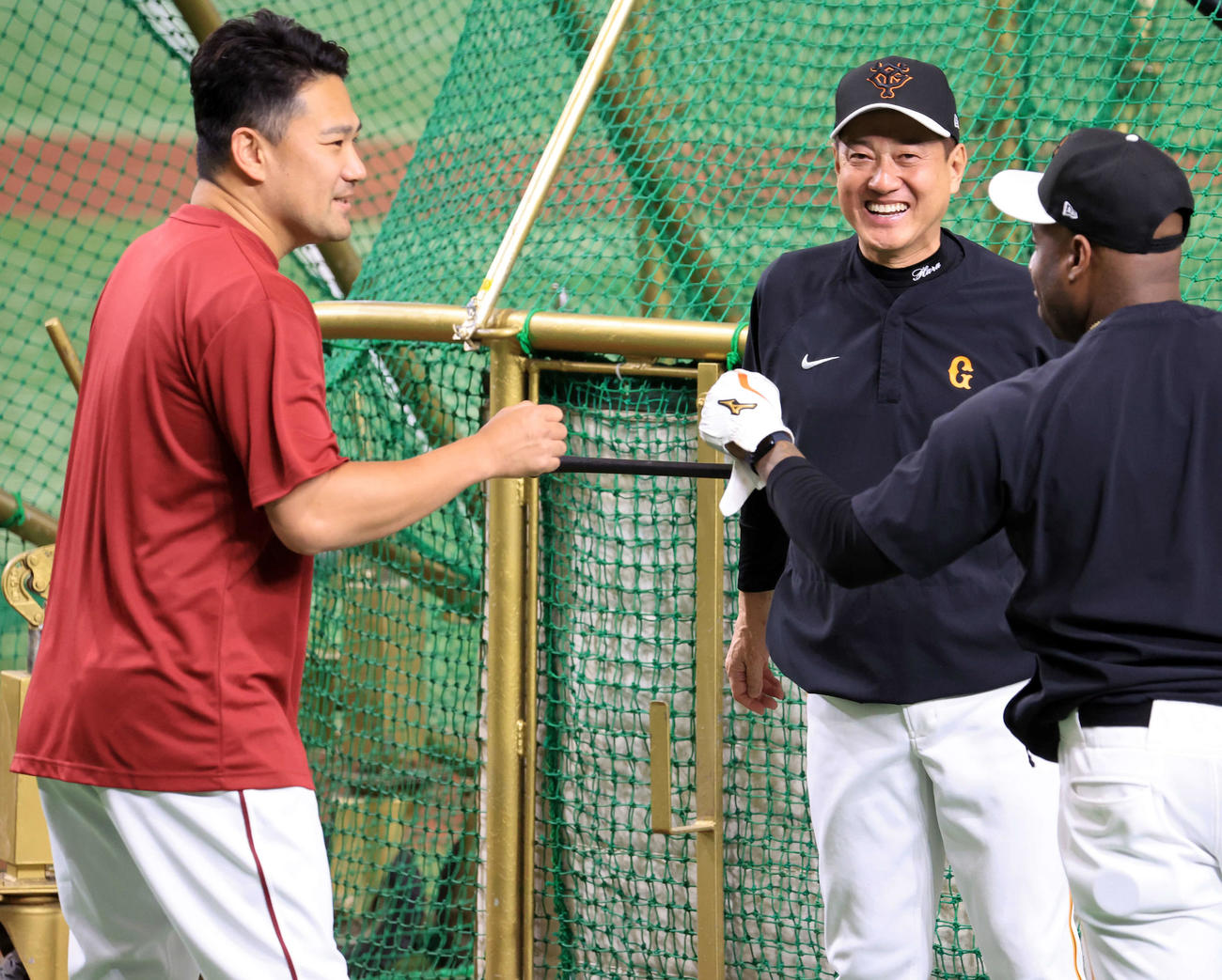 巨人対楽天　試合前、巨人原監督（右奥）にあいさつする楽天田中将（左）。右手前はウィーラーコーディネーター（撮影・浅見桂子）