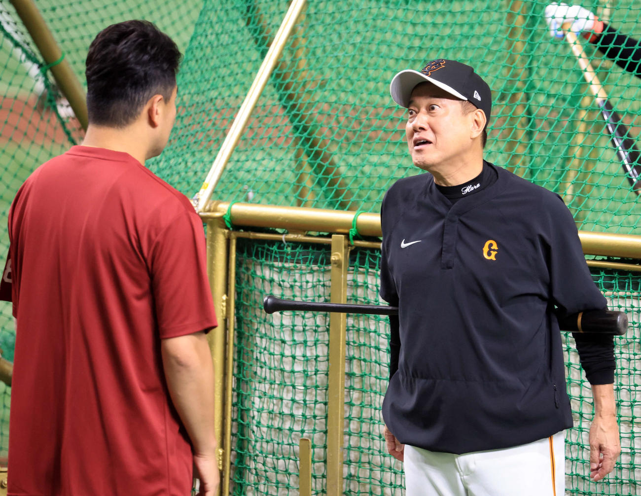 巨人対楽天　試合前、巨人原監督（右）は楽天田中将（左）に言葉をかける（撮影・浅見桂子）
