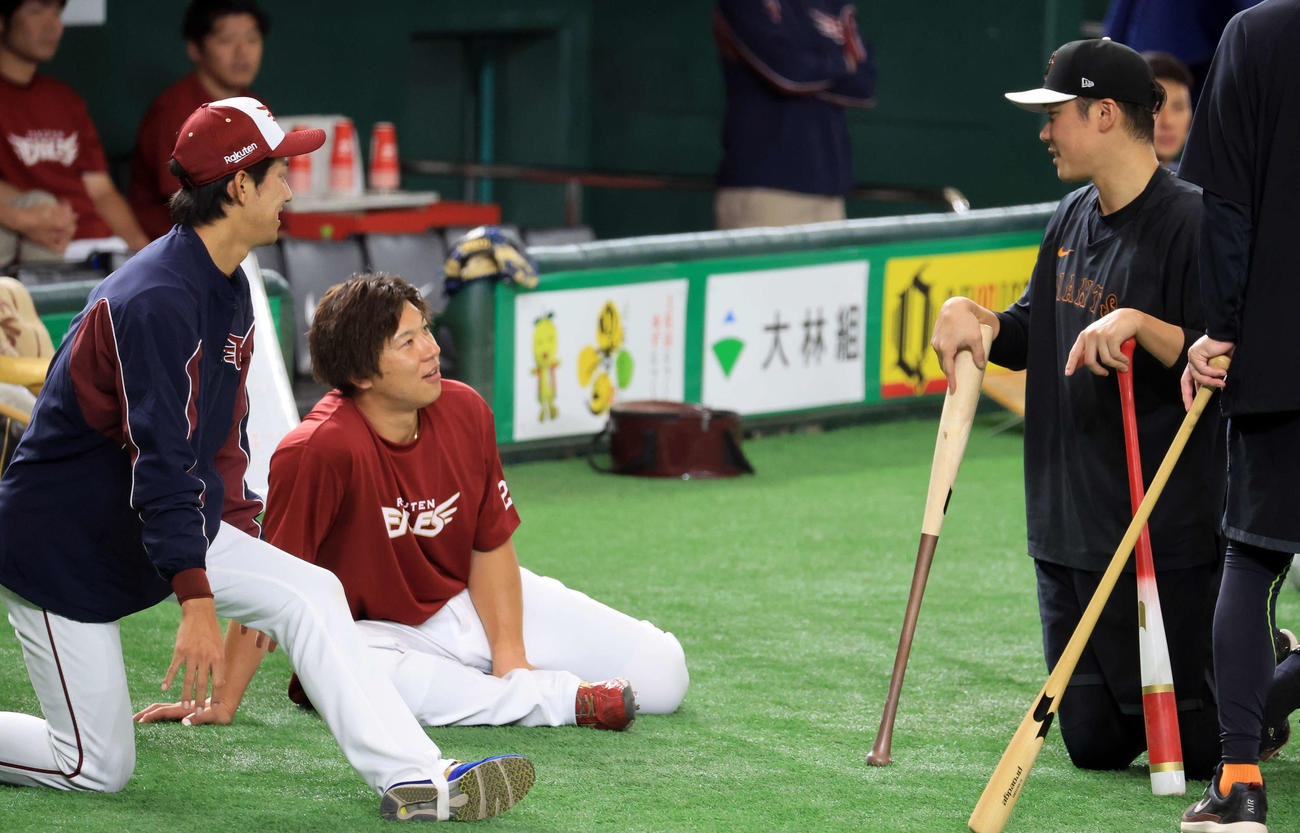 巨人対楽天　試合前、巨人坂本（右）と話す楽天岸（左）と炭谷（撮影・浅見桂子）