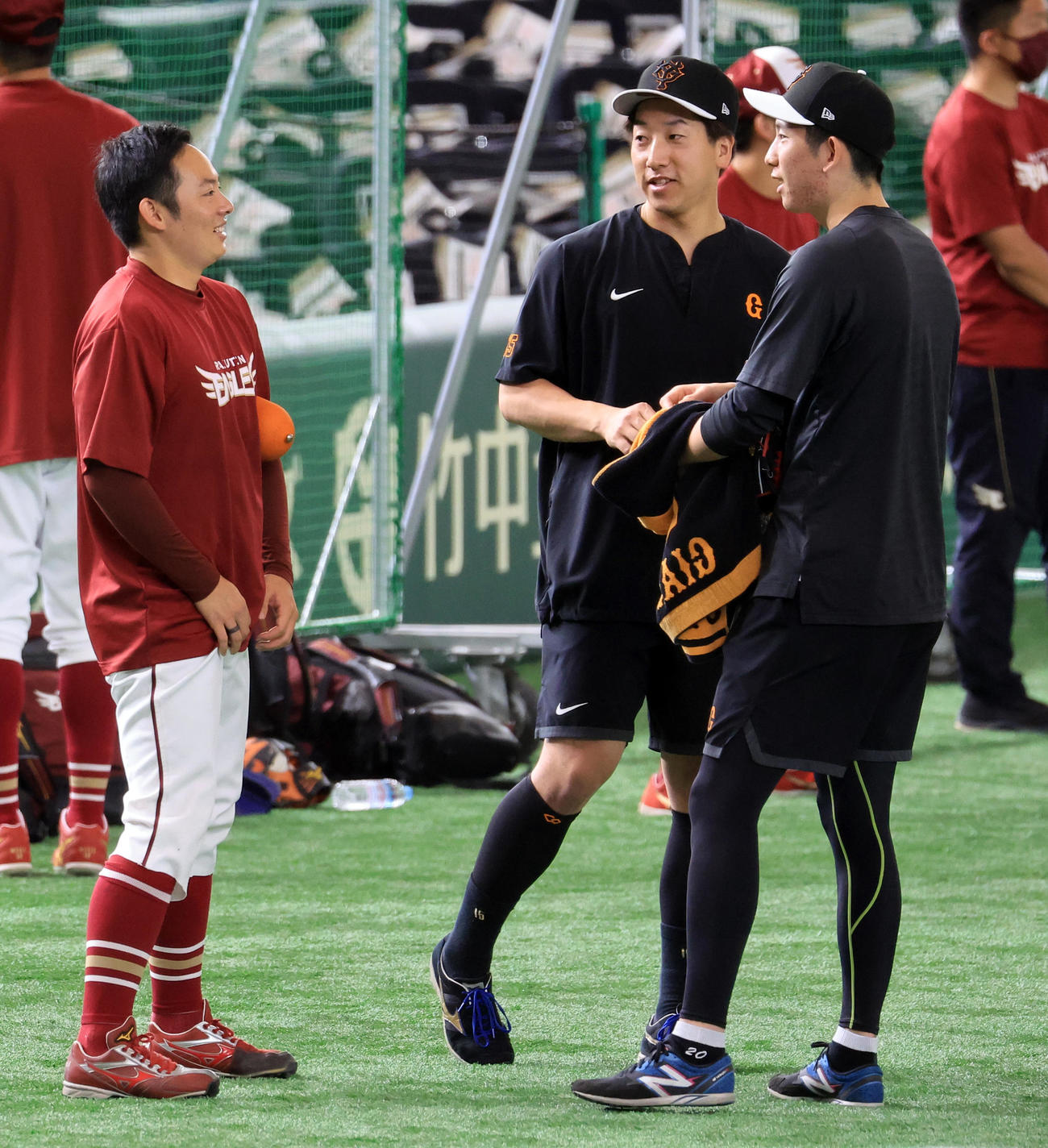 巨人対楽天　試合前、楽天松井裕（左）と談笑する巨人大勢（中央）と戸郷（撮影・浅見桂子）