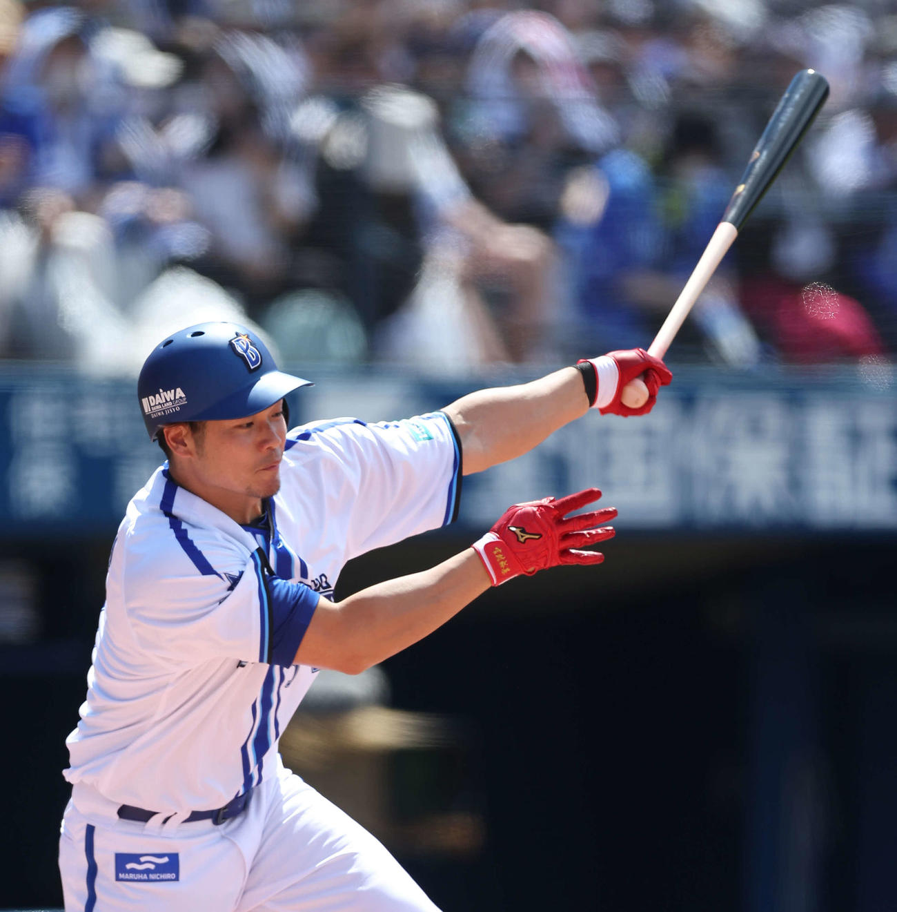 DeNA対ロッテ　試合開始前、一打席対決に臨む吉村氏（撮影・河田真司）