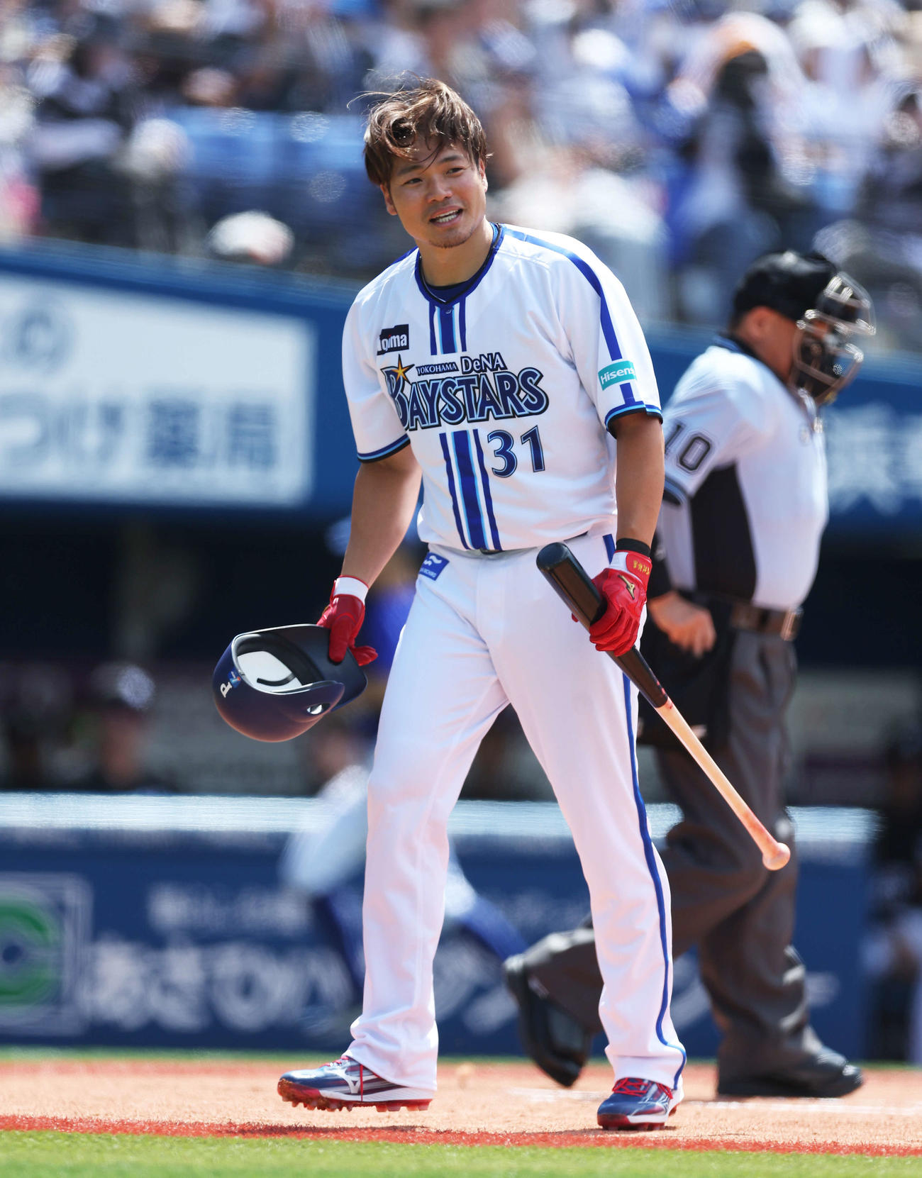 DeNA対ロッテ　試合開始前、一打席対決に臨む吉村氏（撮影・河田真司）