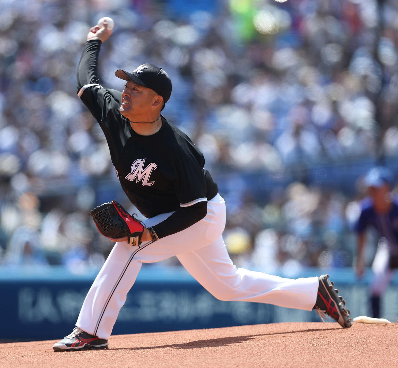 DeNA対ロッテ　試合開始前、一打席対決に臨む小林氏（撮影・河田真司）