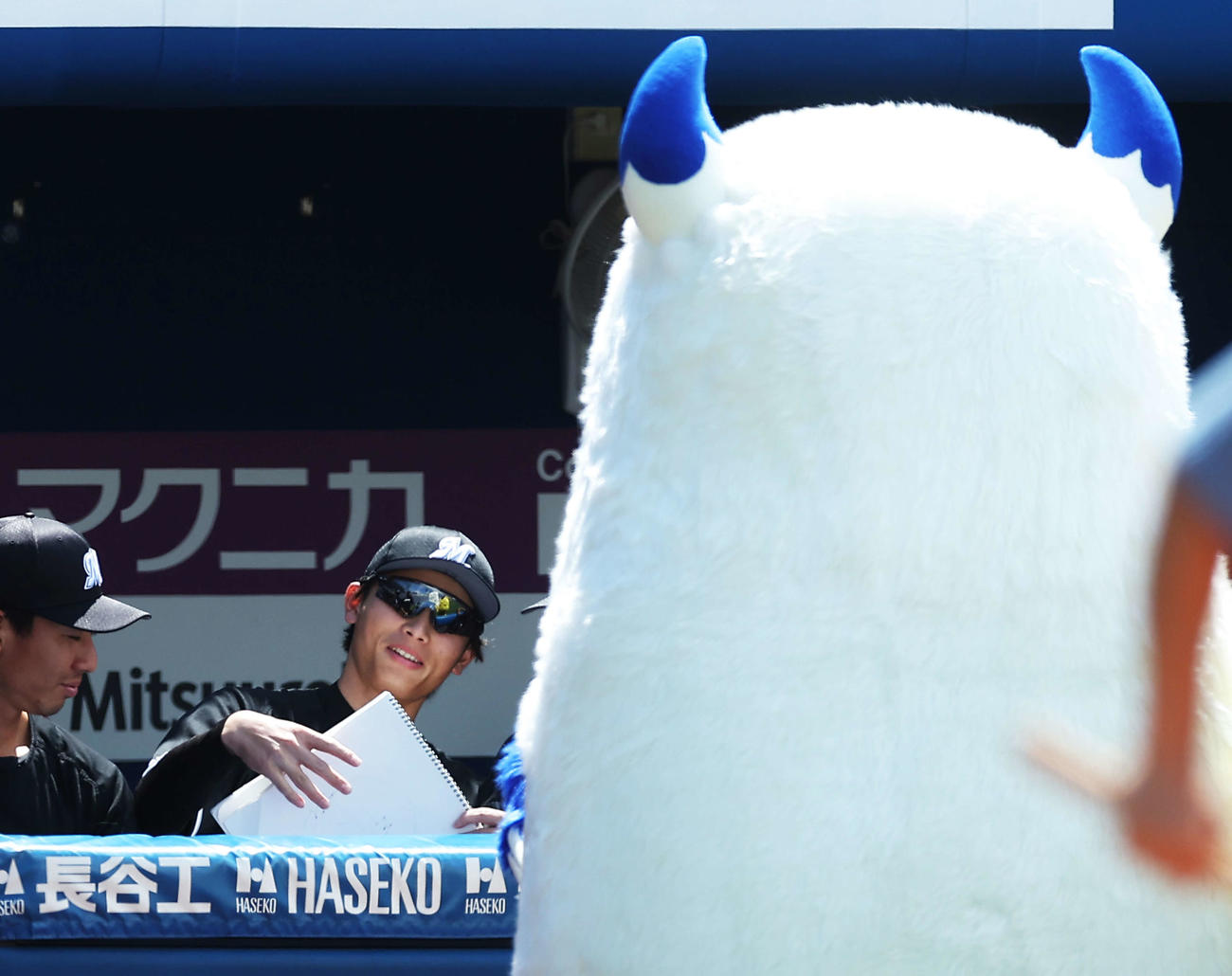 DeNA対ロッテ　試合開始前、バートの似顔絵に挑戦するロッテ和田（撮影・河田真司）