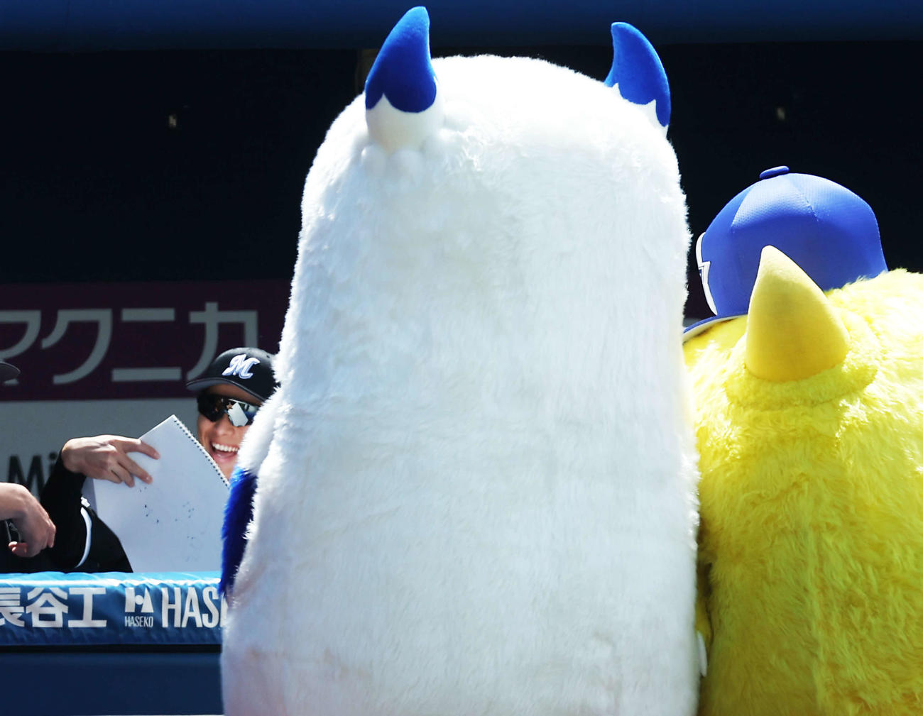 DeNA対ロッテ　試合開始前、バートの似顔絵に挑戦するロッテ和田（撮影・河田真司）