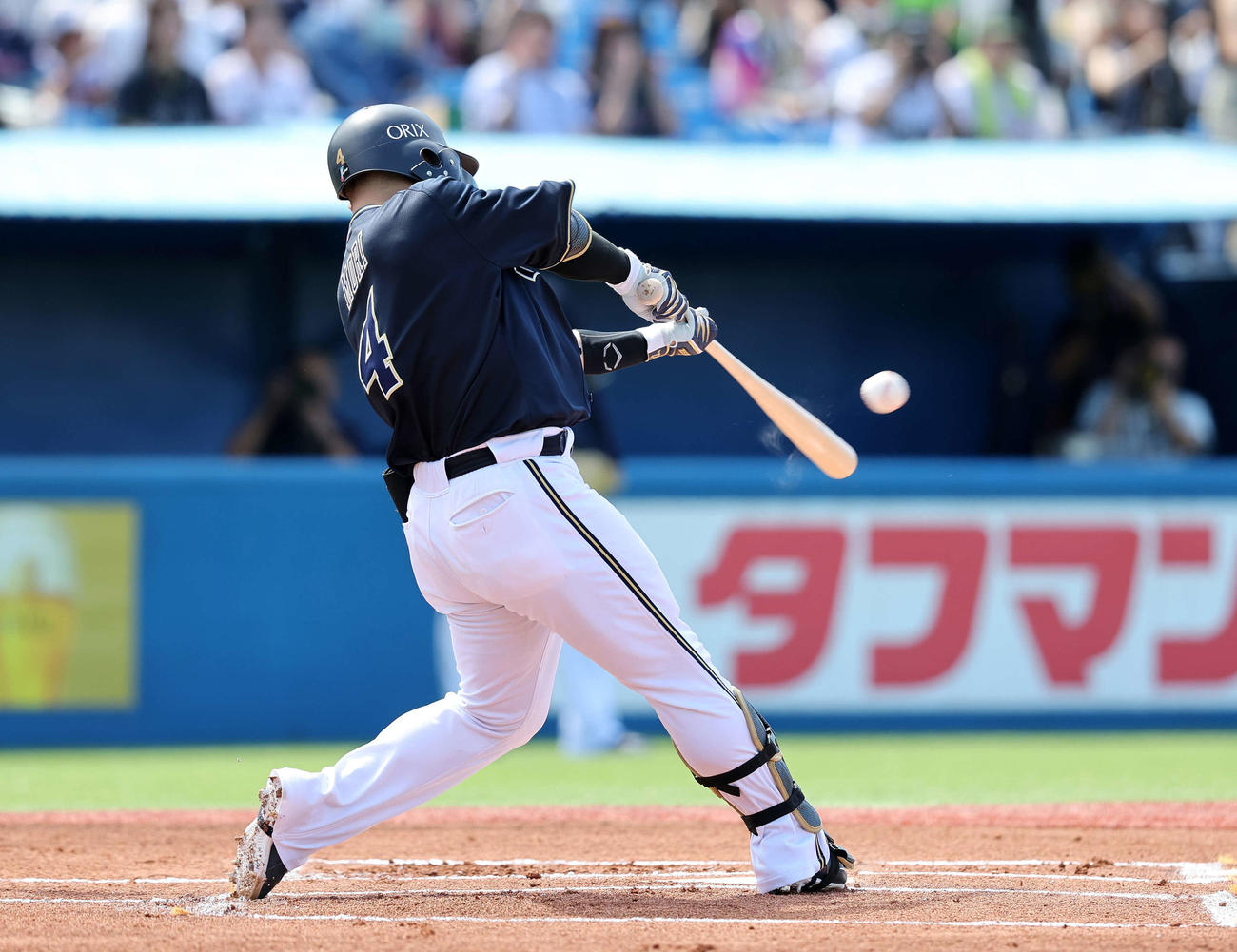 ヤクルト対オリックス　1回表オリックス2死、森は右越えソロ本塁打を放つ（撮影・鈴木正人）