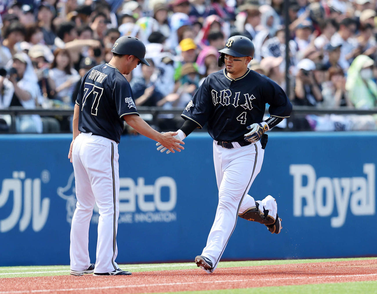 ヤクルト対オリックス　1回表オリックス2死、森（右）は右越えソロ本塁打を放ち梵コーチとタッチ（撮影・鈴木正人）