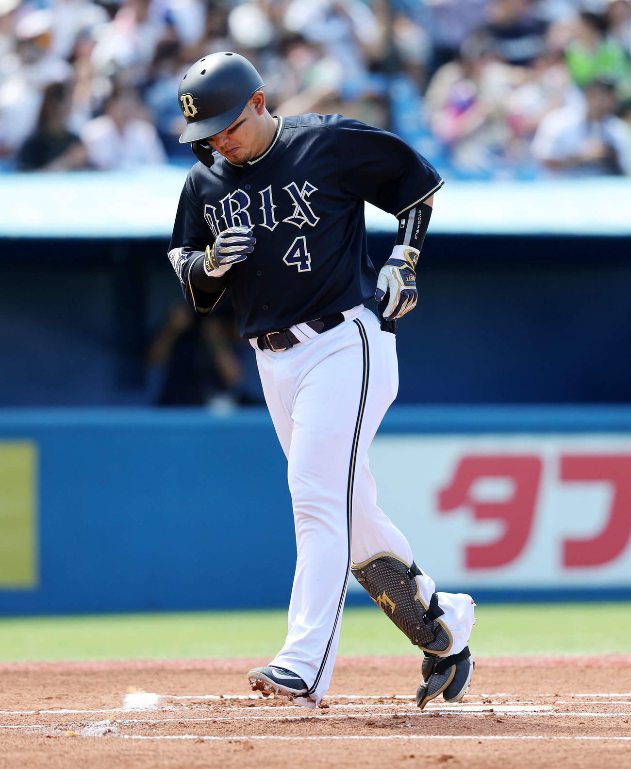 ヤクルト対オリックス　1回表オリックス2死、森は右越えソロ本塁打を放ち生還する（撮影・鈴木正人）