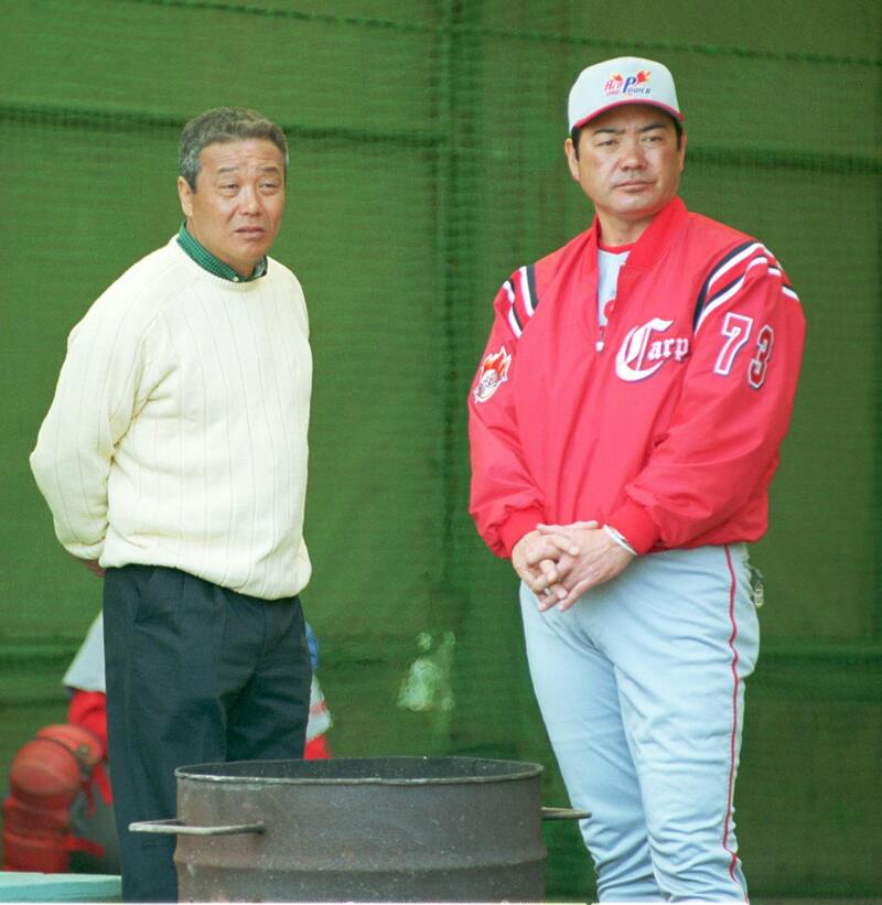 広島春季キャンプ、池谷公二郎氏と北別府学投手コーチ（広島）（2002年2月25日）