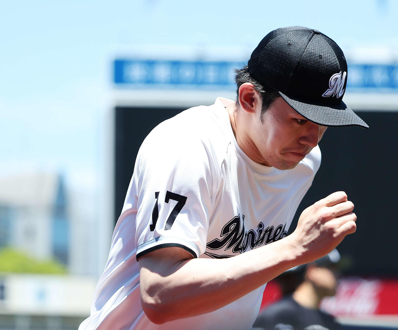 DeNA対ロッテ　試合前、ウオーミングアップするロッテ佐々木朗（撮影・河田真司）
