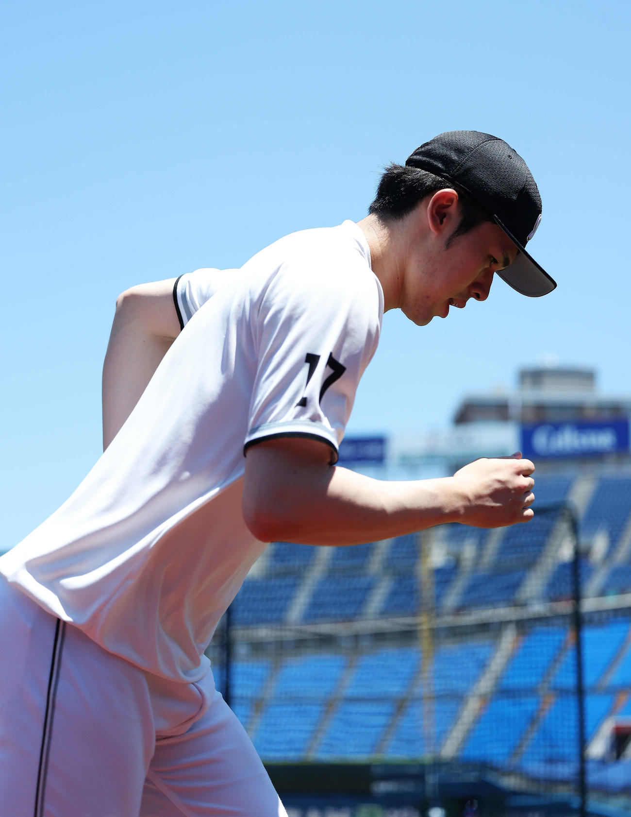 DeNA対ロッテ　試合前、ウオーミングアップするロッテ佐々木朗（撮影・河田真司）