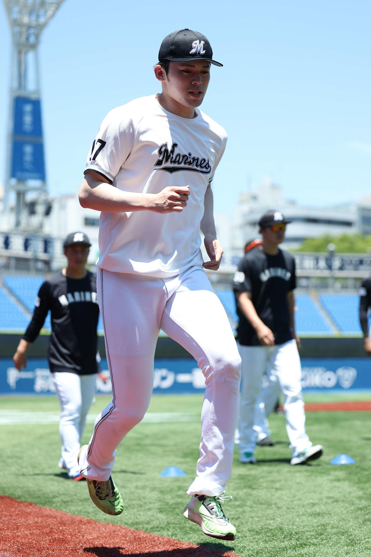DeNA対ロッテ　試合前、ウオーミングアップするロッテ佐々木朗（撮影・河田真司）