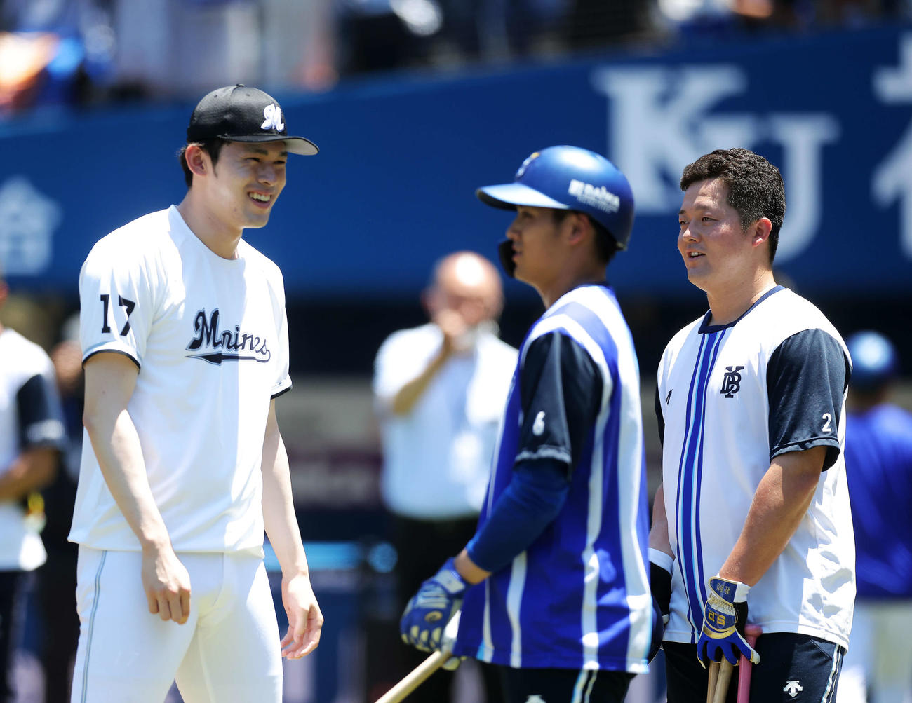 DeNA対ロッテ　試合前、言葉を交わすロッテ佐々木朗（左）とDeNA牧（撮影・河田真司）