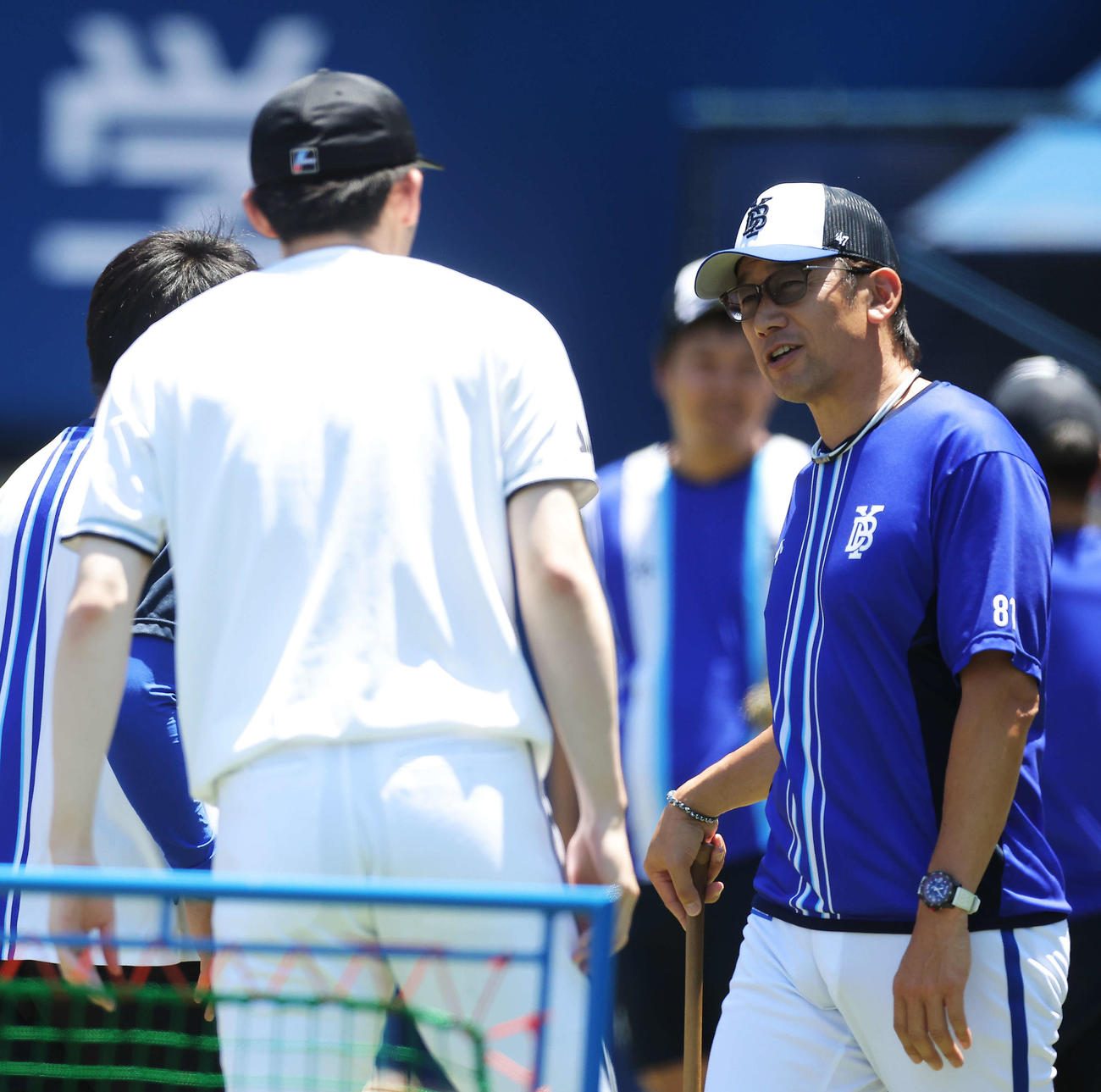 DeNA対ロッテ　試合前、あいさつを交わすロッテ佐々木朗（左）とDeNA三浦監督（撮影・河田真司）