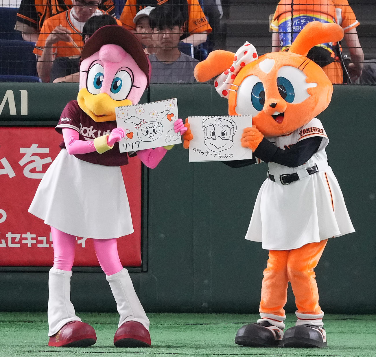 巨人対楽天　お互いの似顔絵を披露するクラッチーナ（左）とシスタージャビット（撮影・鈴木みどり）
