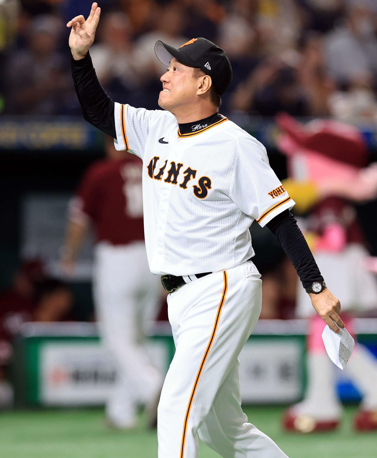 巨人対楽天　試合前のメンバー最終確認を終え、スタンドにあいさつする巨人原監督（撮影・浅見桂子）