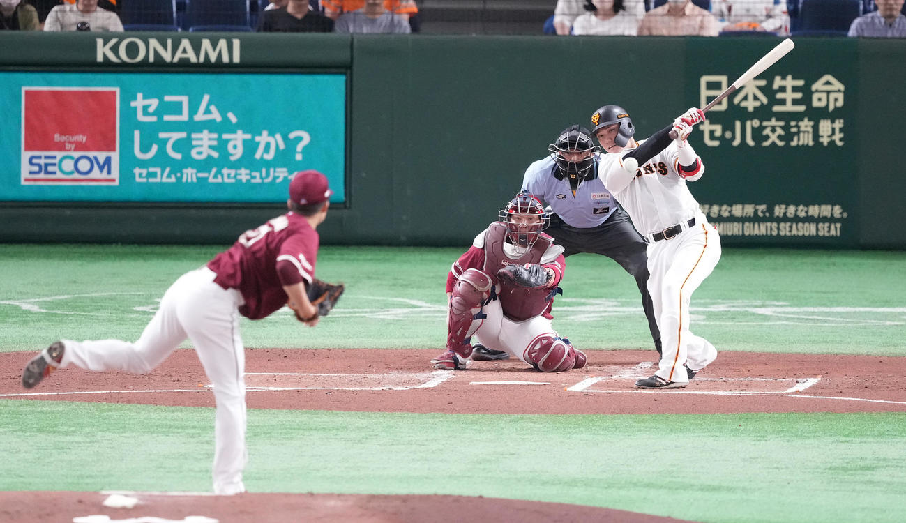 巨人対楽天　1回裏巨人無死、左二塁打を放つ坂本。投手早川（撮影・鈴木みどり）