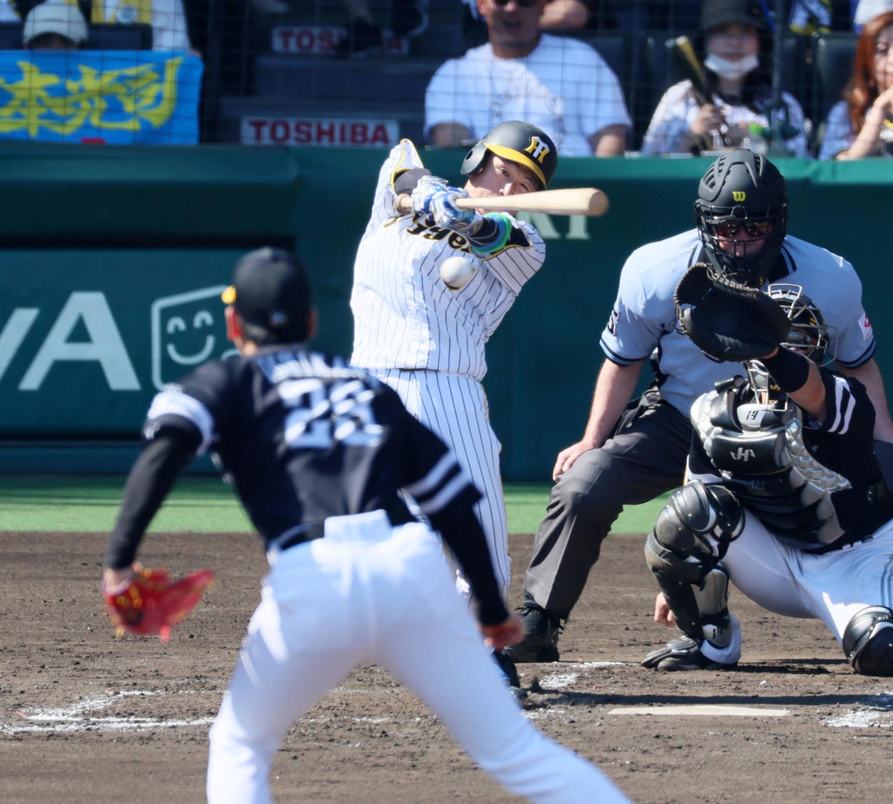 阪神対ソフトバンク　4回裏阪神2死満塁、近本は右へ適時打を放つ。投手は石川（撮影・加藤哉）
