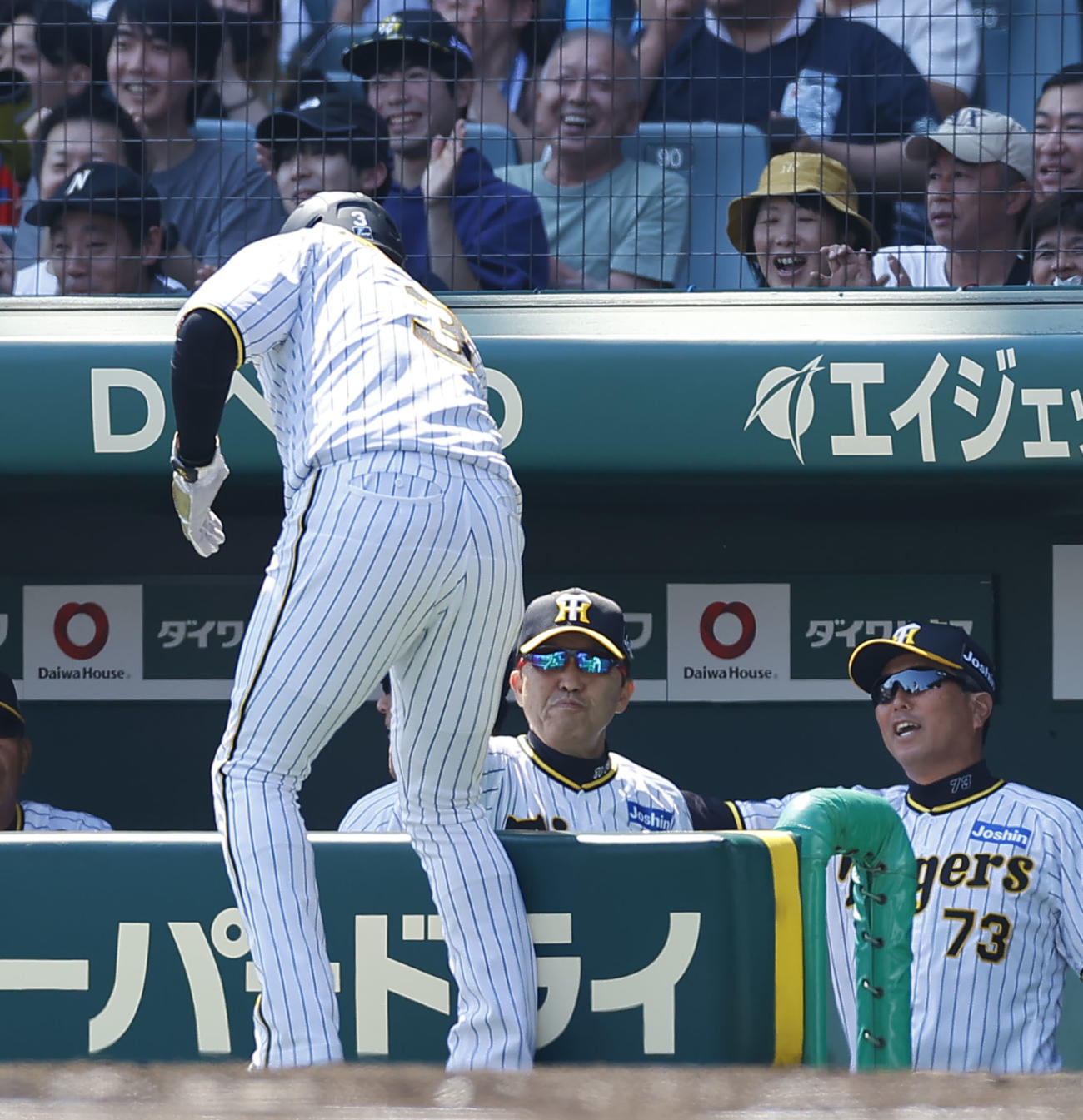 阪神対ソフトバンク　2回裏阪神無死一、三塁、坂本の投前セーフティースクイズで生還した大山を出迎える岡田監督（中央）（撮影・藤尾明華）