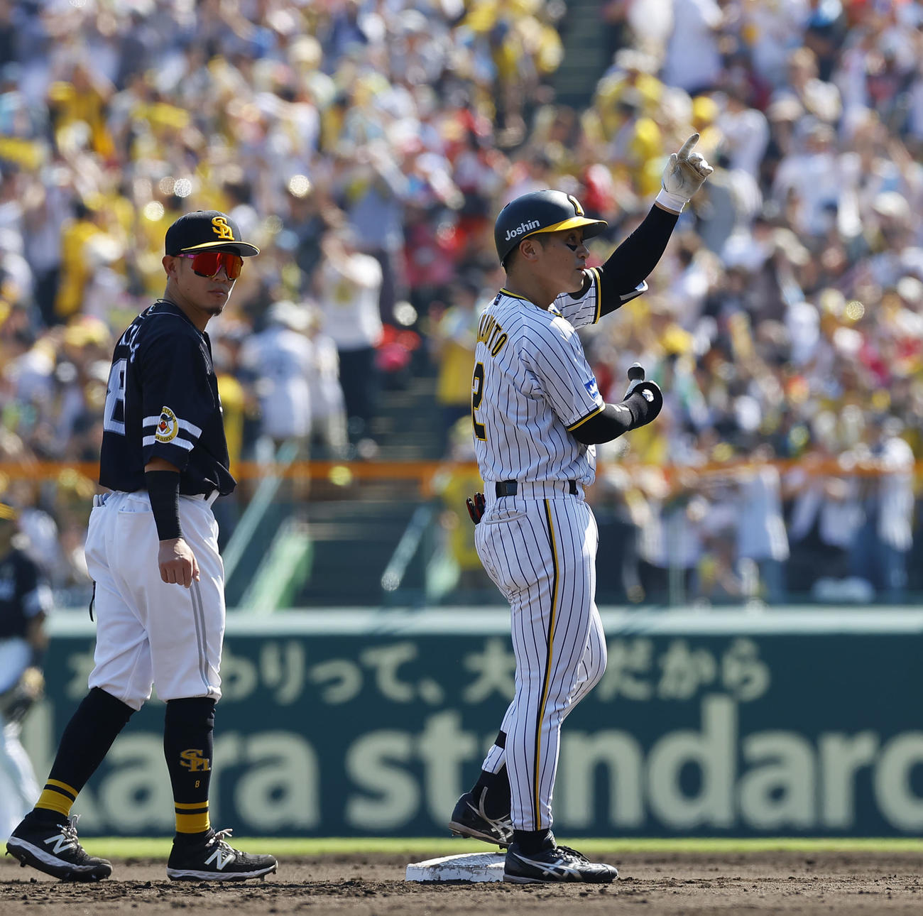 阪神対ソフトバンク　4回裏阪神1死一、三塁、左翼線に適時二塁打を放ち喜ぶ坂本（撮影・藤尾明華）