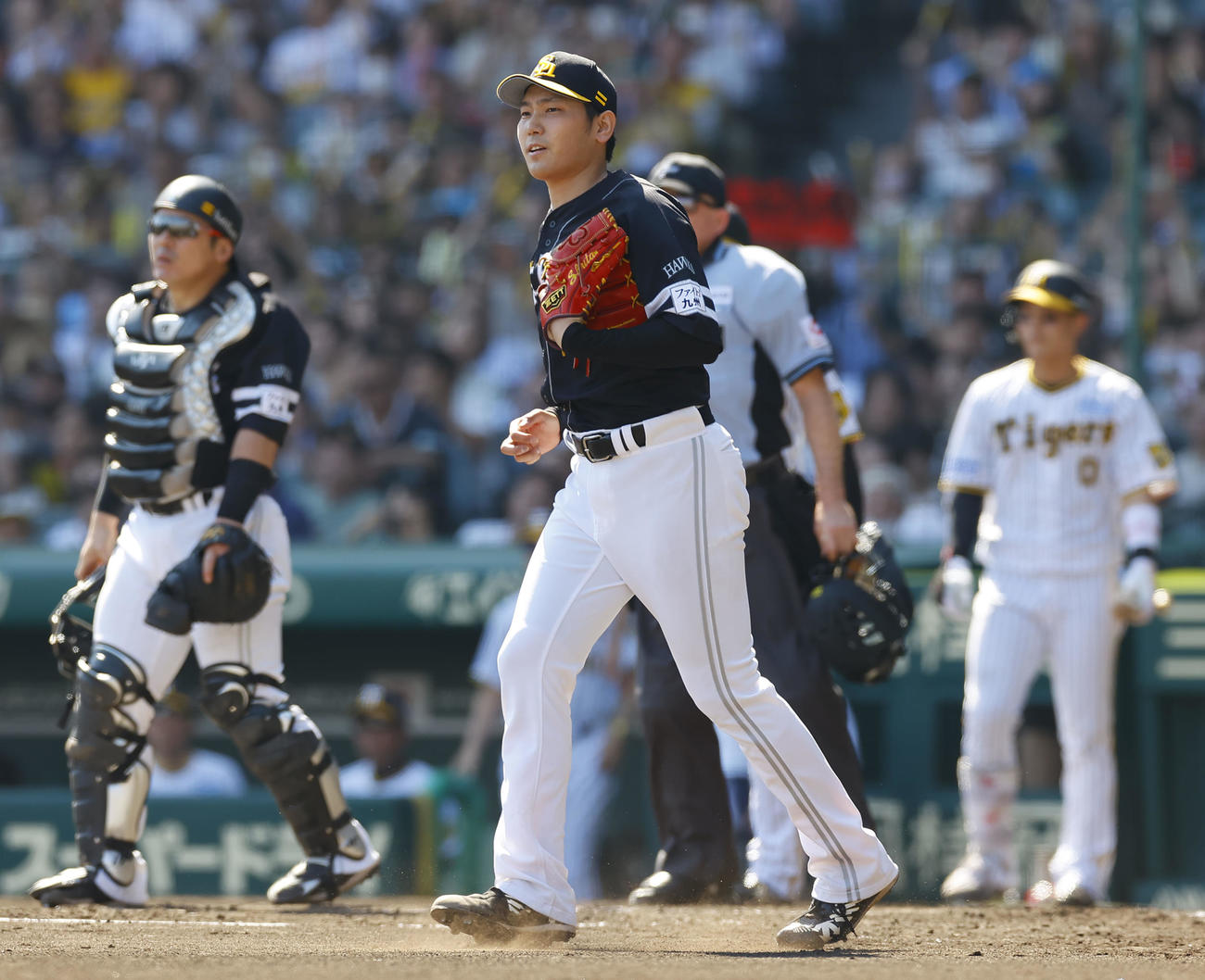 阪神対ソフトバンク　4回裏阪神1死一、三塁、坂本に適時二塁打を許したソフトバンク石川（中央）（撮影・藤尾明華）
