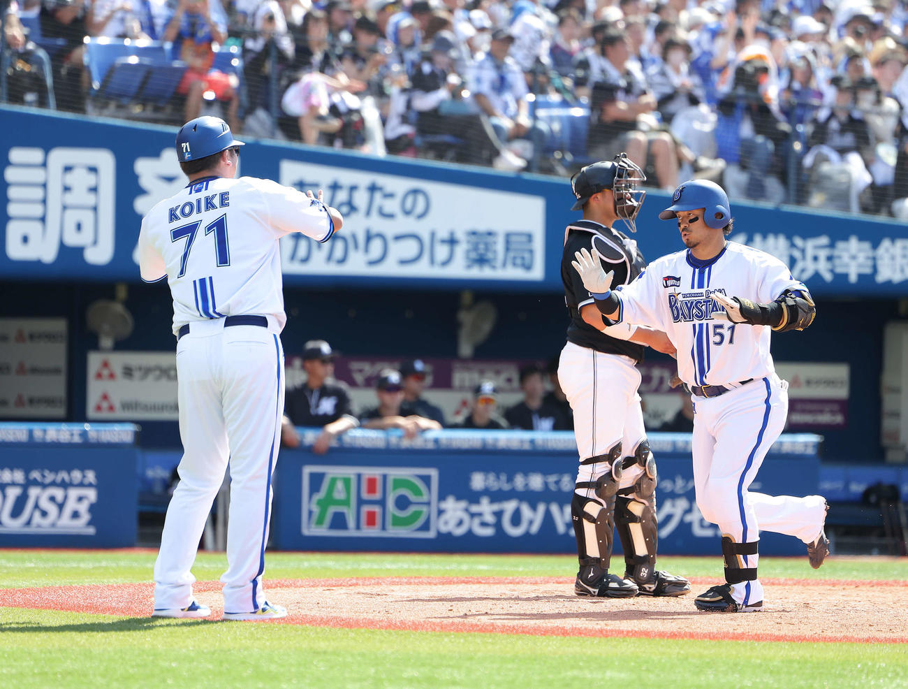 DeNA対ロッテ　3回裏DeNA1死一塁、左越え2点本塁打で生還する宮崎（右）（撮影・河田真司）