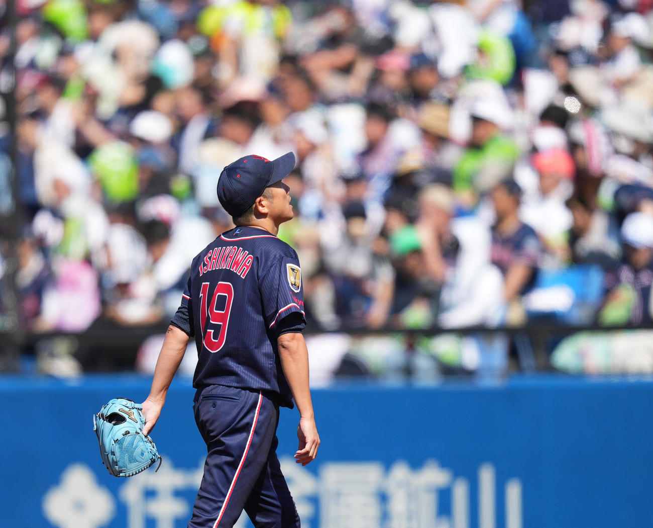 ヤクルト対オリックス　3回の投球を終え、降板するヤクルト先発の石川（撮影・菅敏）