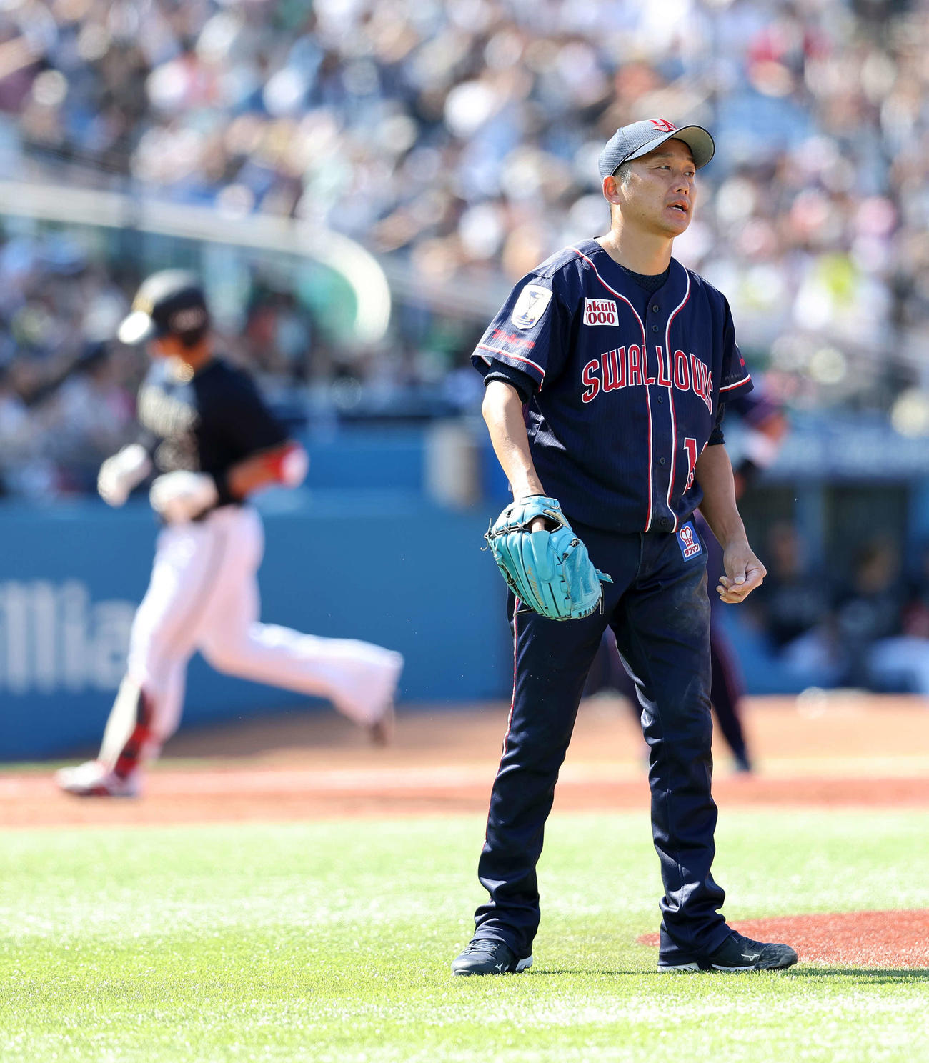 ヤクルト対オリックス　3回表オリックス1死二塁、頓宮（左）に左越え2点本塁打を放たれ悔しそうな表情を見せるヤクルト石川（撮影・鈴木正人）