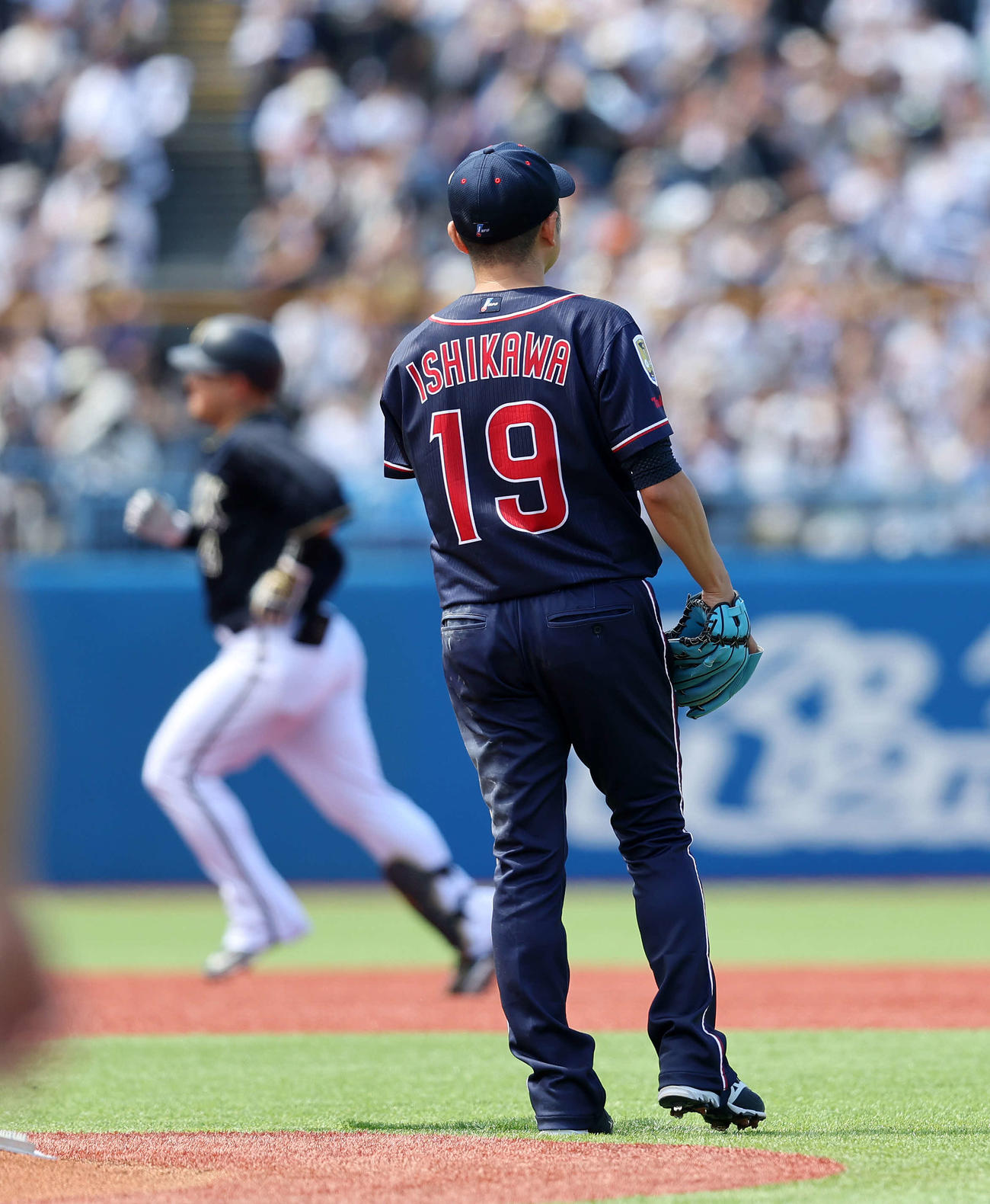 ヤクルト対オリックス　1回表オリックス2死、森（左）に右越えソロ本塁打を放たれたヤクルト石川（撮影・鈴木正人）
