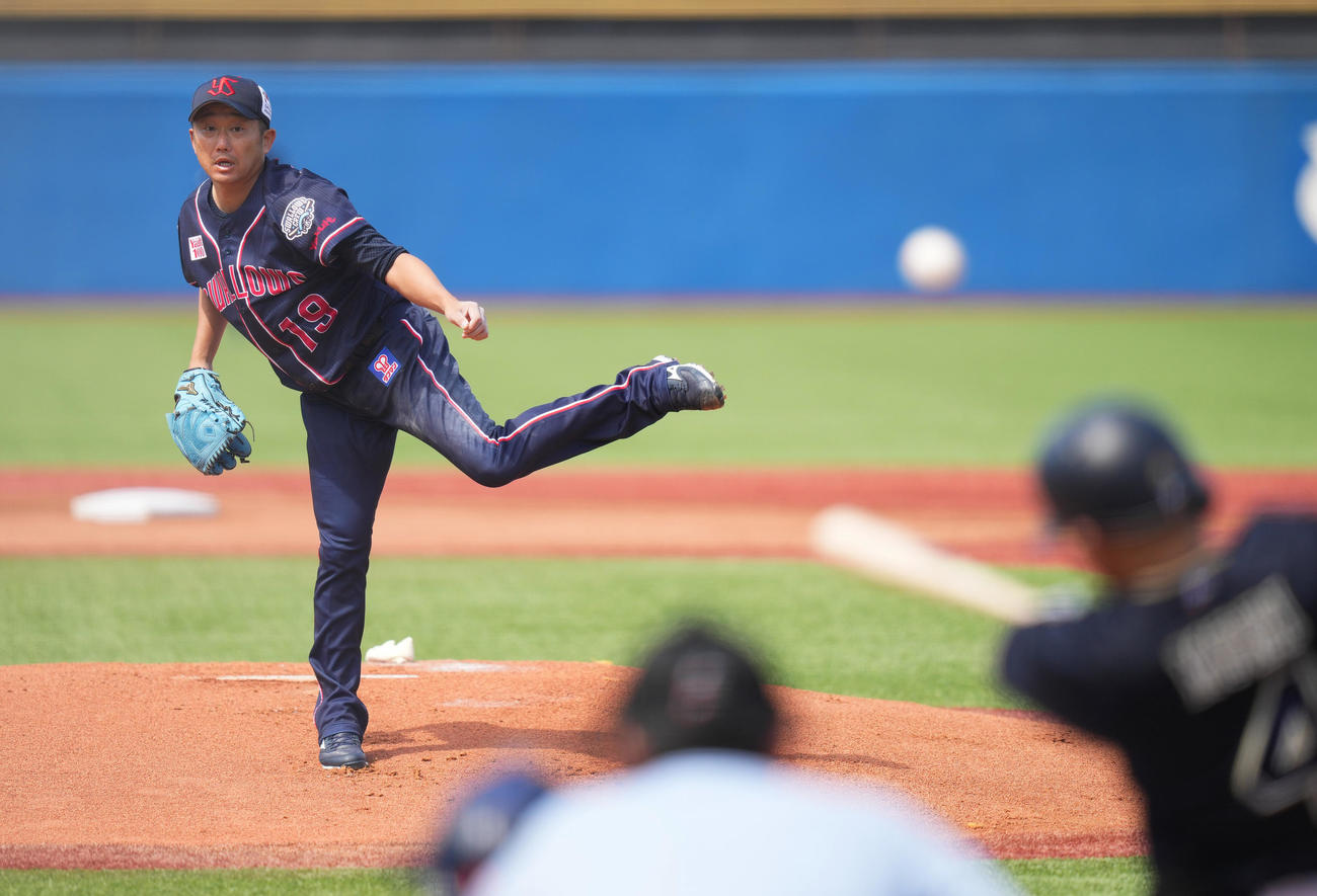 ヤクルト対オリックス　1回表オリックス2死、森（手前）に先制の右越え本塁打を打たれる石川（撮影・菅敏）