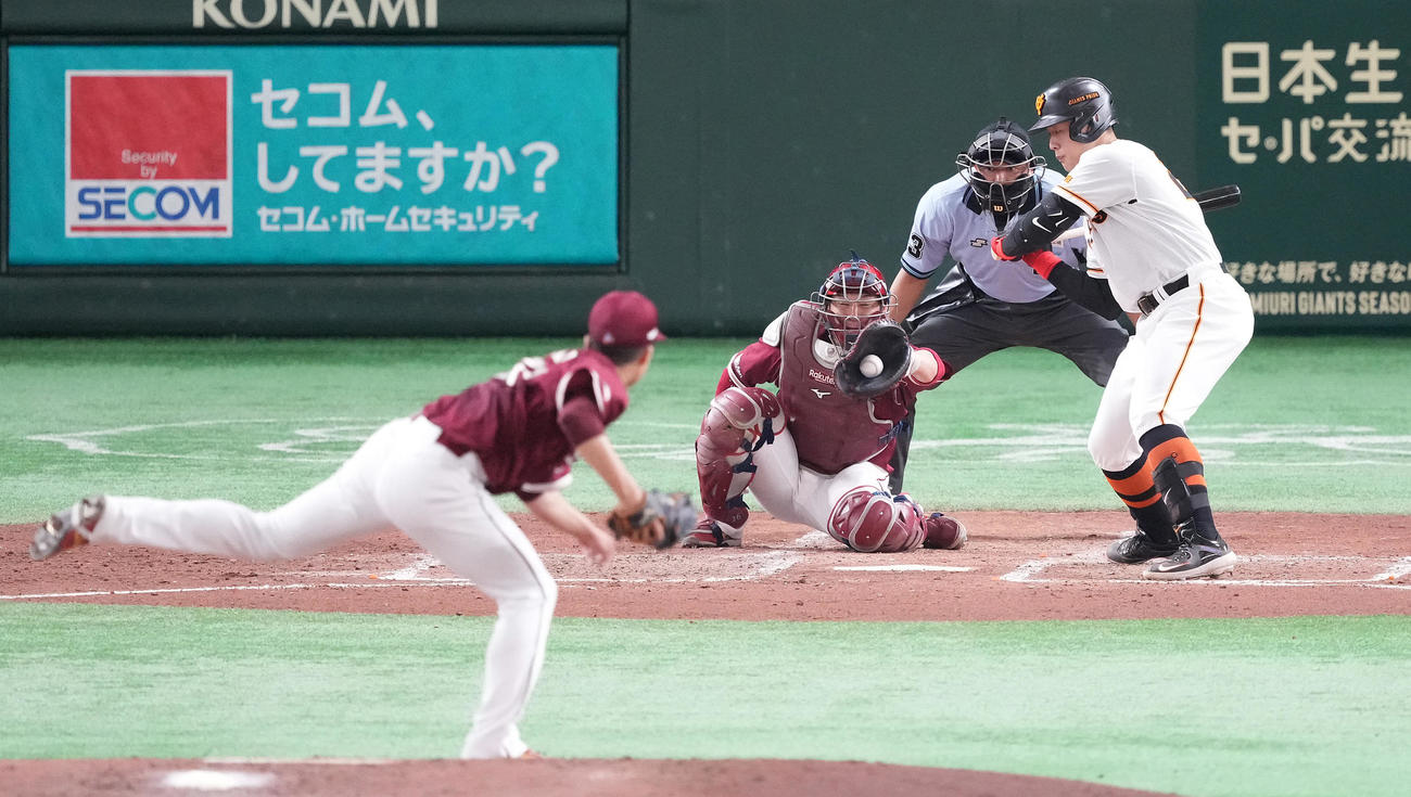 巨人対楽天　3回裏巨人1死一、二塁、見逃し三振に倒れる岡本和。投手早川（撮影・鈴木みどり）