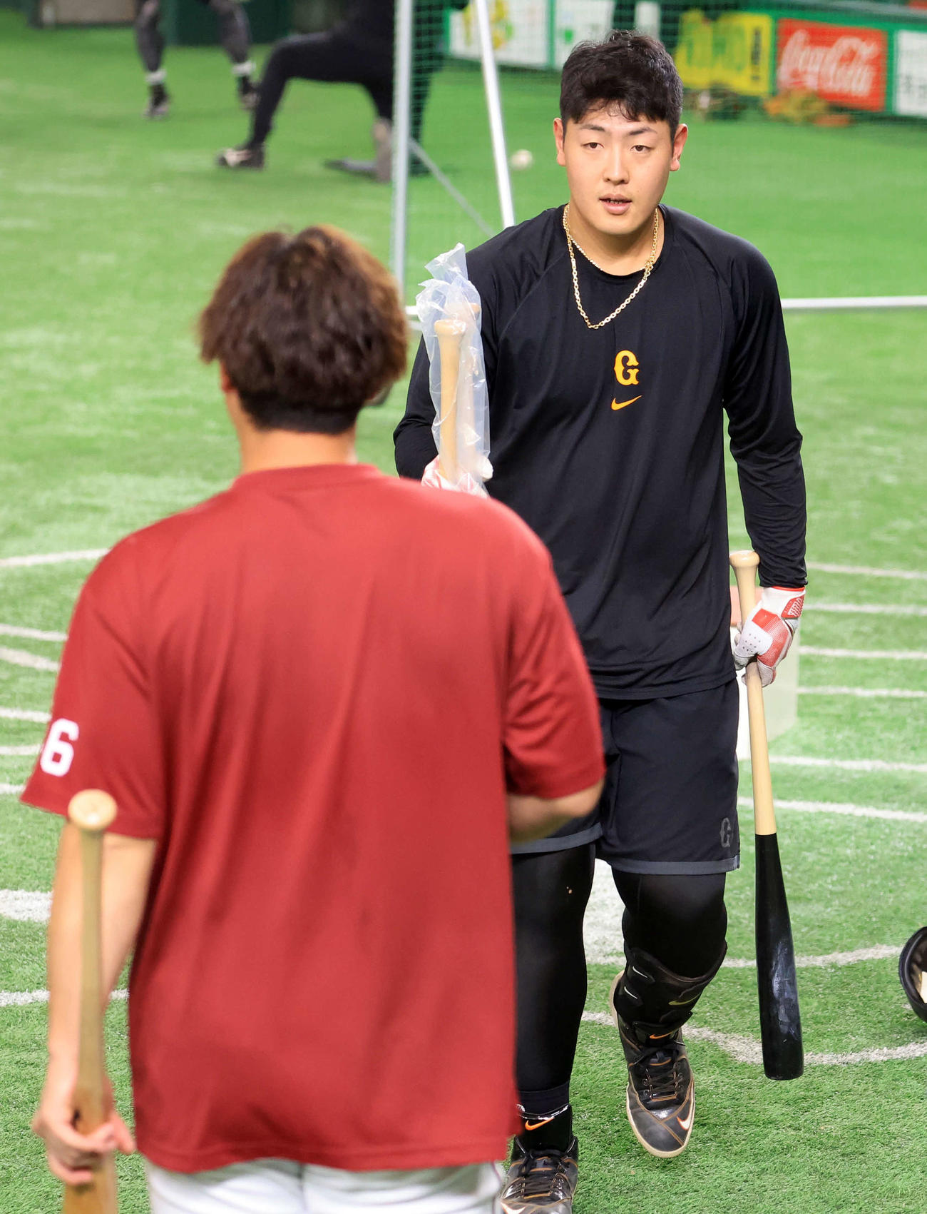 巨人対楽天　試合前、楽天炭谷（手前）にバットを渡す巨人岡本和（撮影・浅見桂子）