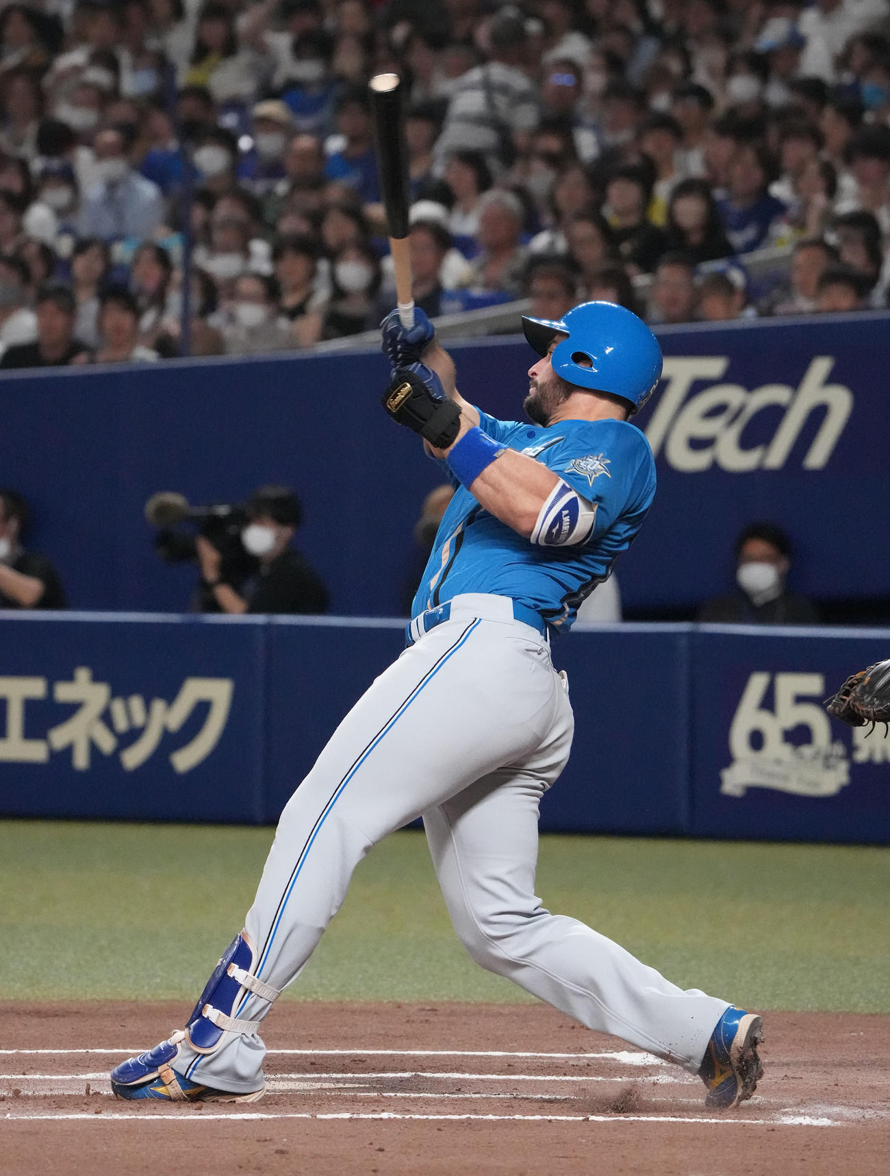 中日対日本ハム　6回表日本ハム1死一、二塁、右越え3点本塁打を放つマルティネス（撮影・森本幸一）