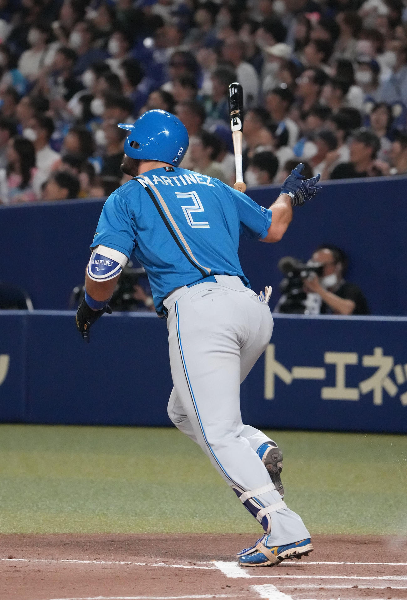 中日対日本ハム　6回表日本ハム1死一、二塁、右越え3点本塁打を放つマルティネス（撮影・森本幸一）