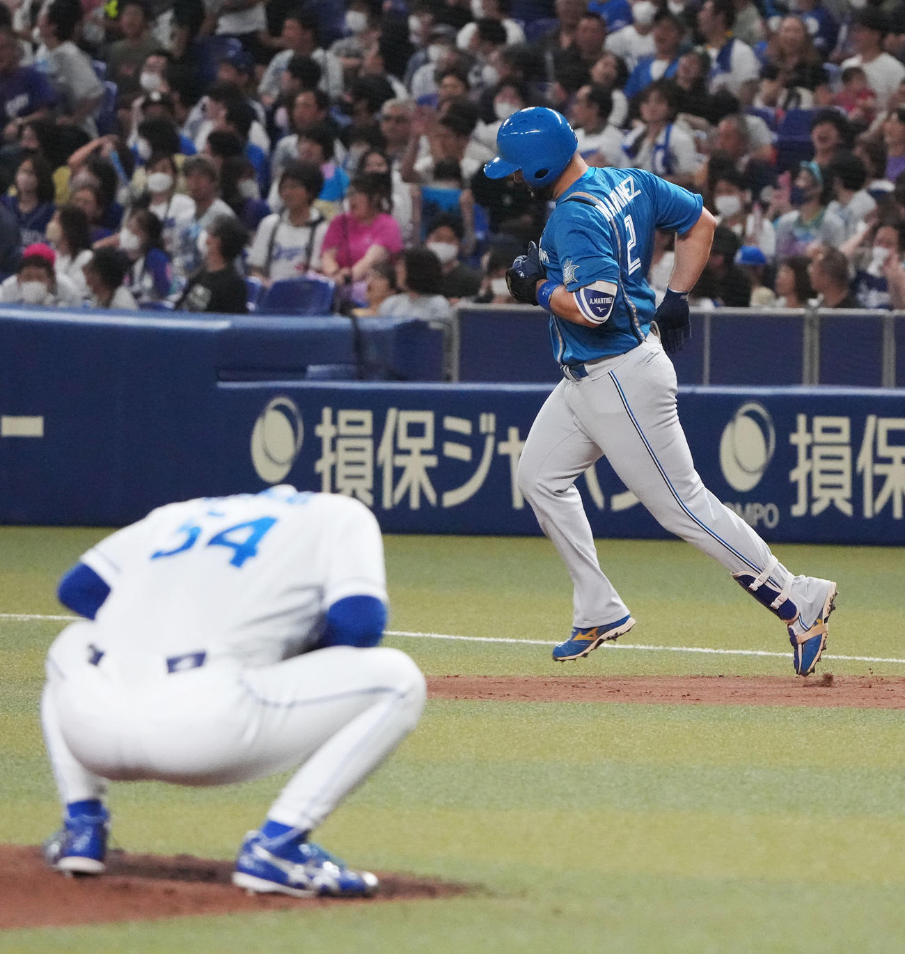 中日対日本ハム　6回表日本ハム1死一、二塁、右越え3点本塁打を放ったマルティネス（撮影・森本幸一）