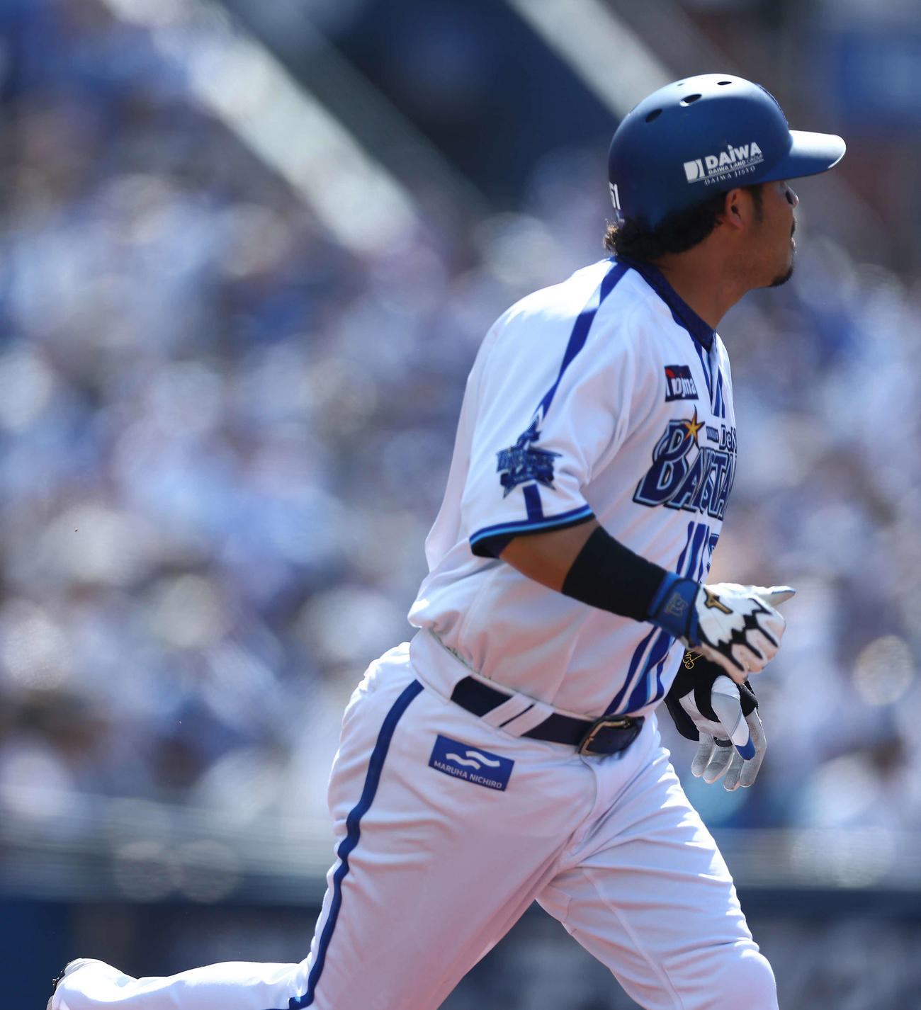 DeNA対ロッテ　3回裏DeNA1死一塁、左越え2点本塁打を放つ宮崎（撮影・河田真司）