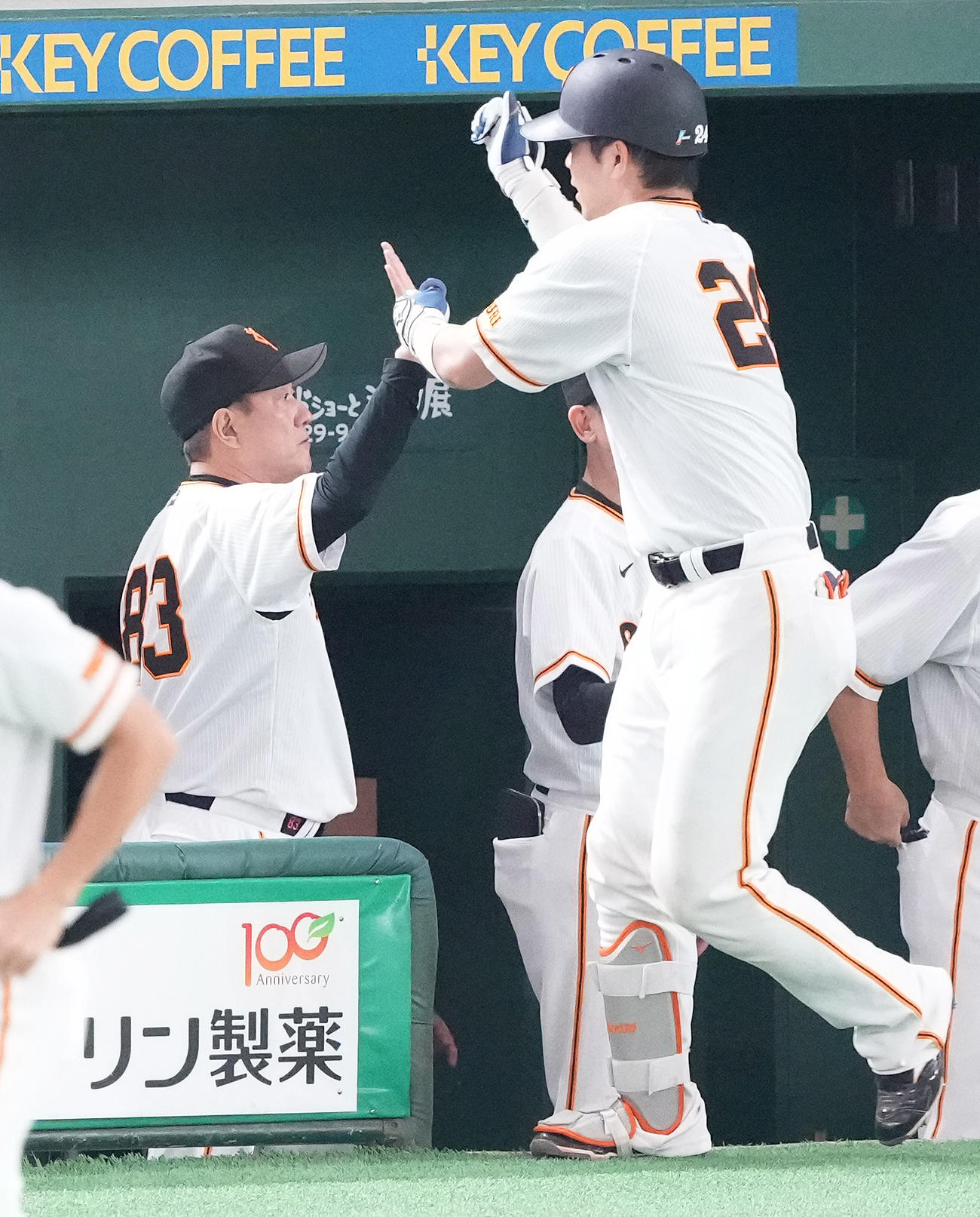 巨人対楽天　6回裏巨人2死、右越えソロ本塁打を放った大城（右）を迎える原監督（撮影・鈴木みどり）