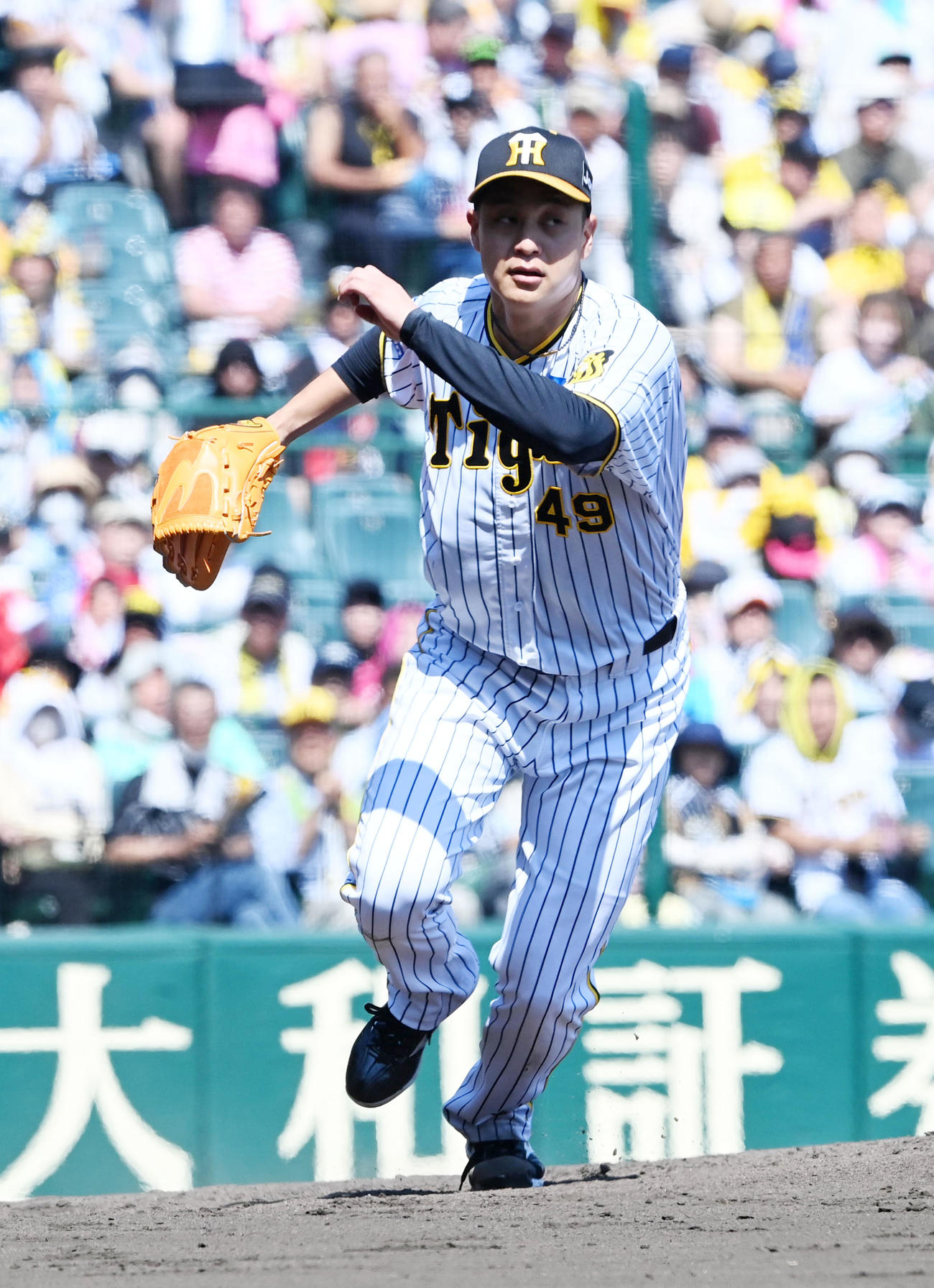 阪神対ソフトバンク　3回表ソフトバンク1死、甲斐の一塁ゴロでベースカバーに走る阪神先発の大竹（撮影・前岡正明）