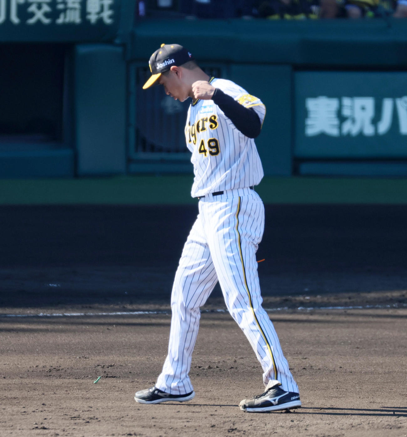 阪神対ソフトバンク　6回表ソフトバンク2死一、三塁、大竹は牧原大を遊ゴロに仕留めガッツポーズを見せる（撮影・加藤哉）