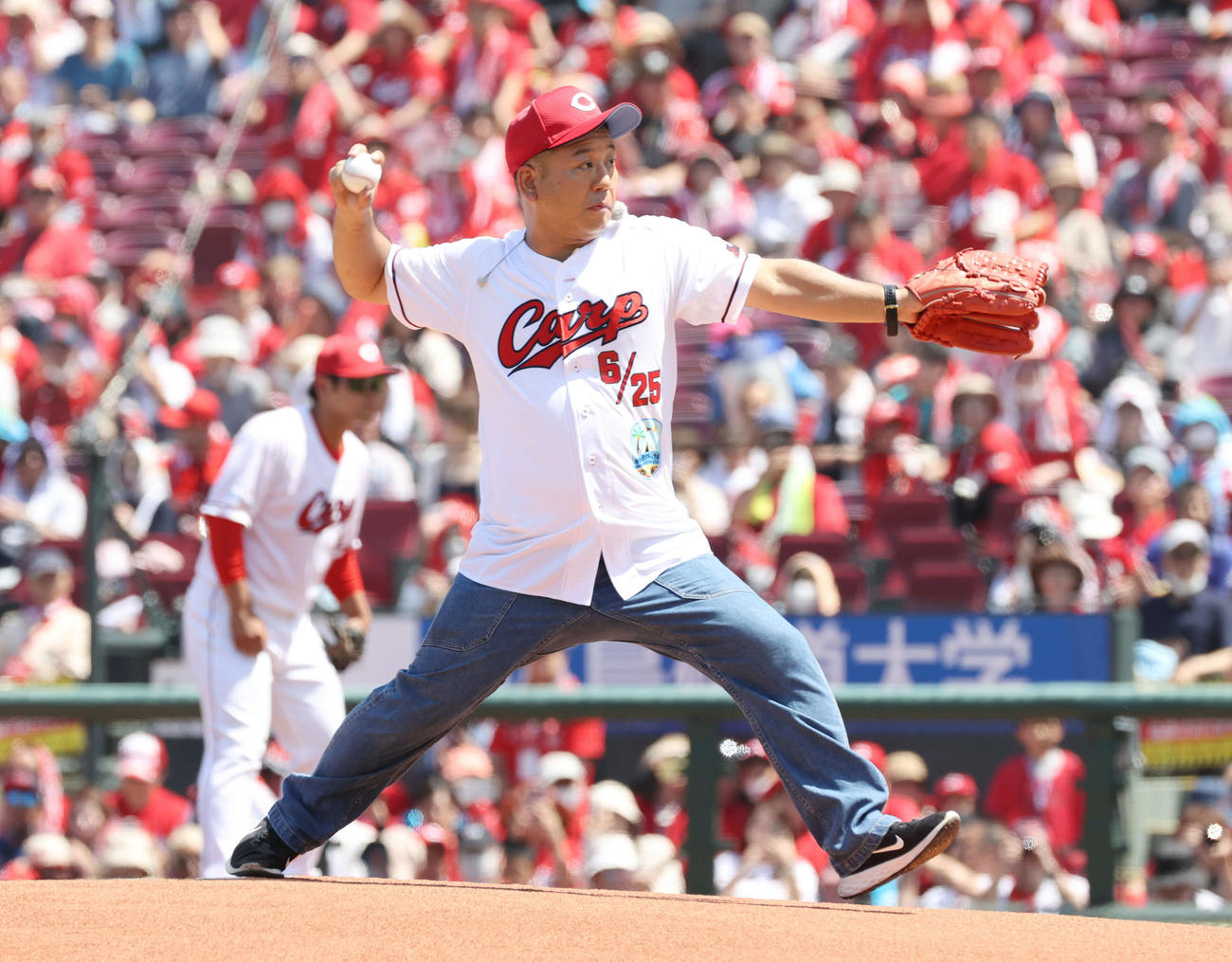 広島対西武　始球式で投げるバイきんぐ西村瑞樹（撮影・加藤孝規）
