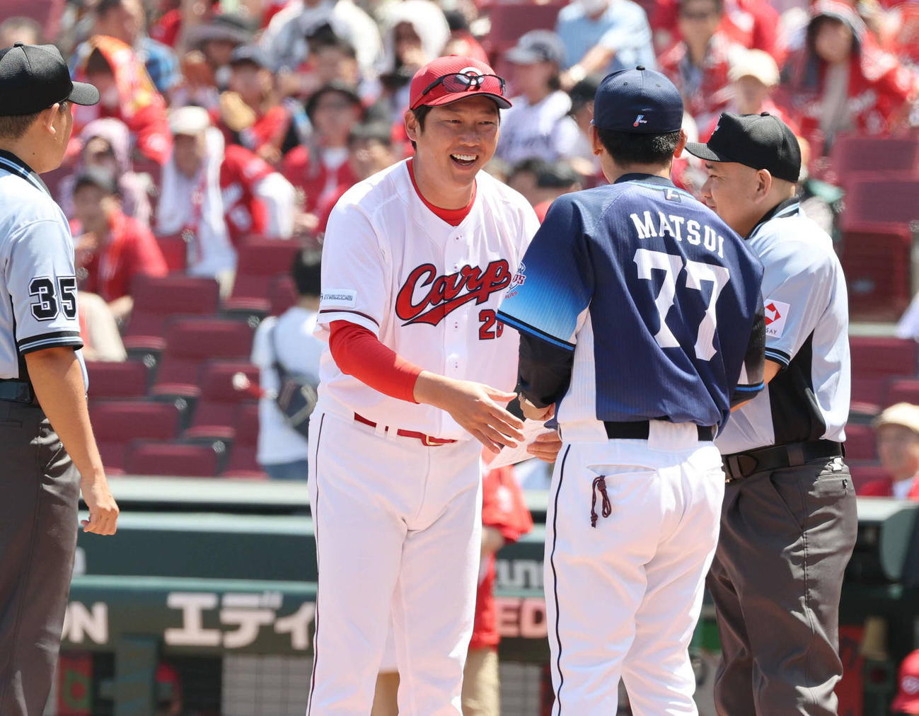 広島対西武　メンバー表の交換をする広島新井監督と西武松井監督（撮影・加藤孝規）